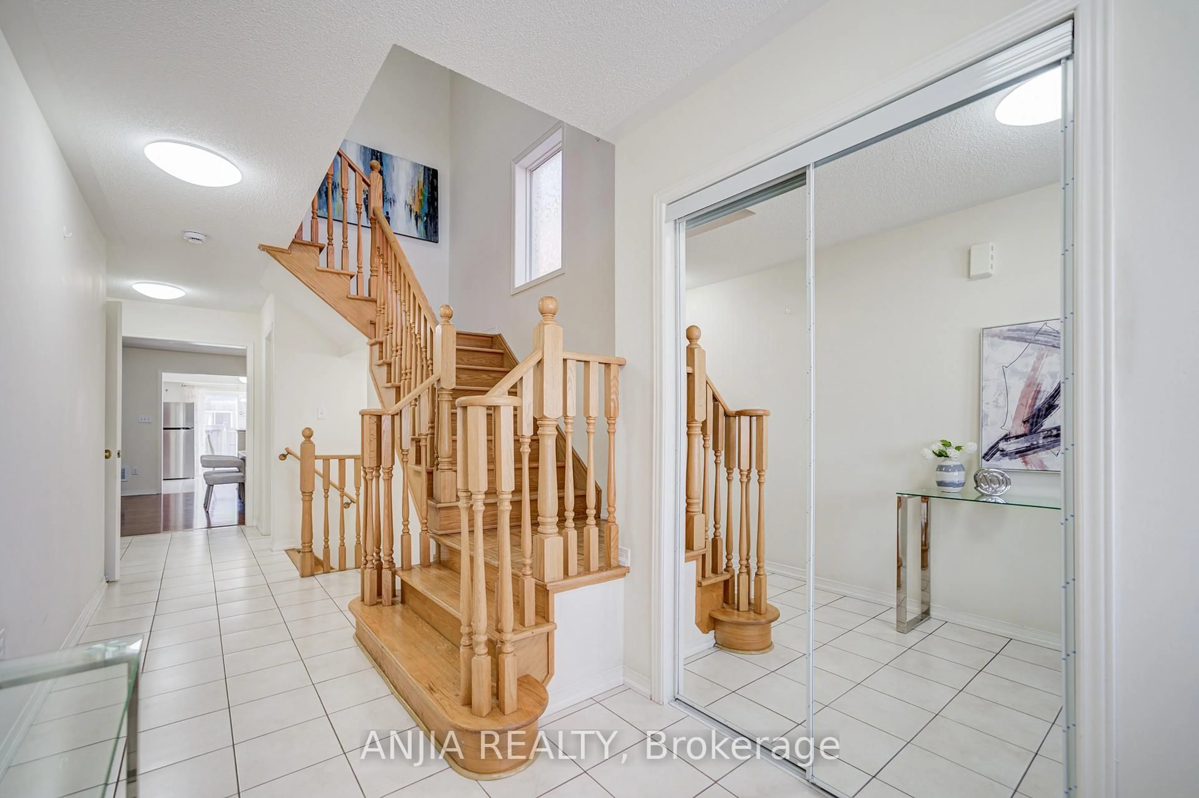 Indoor foyer for 26 Hare Farm Gate, Whitchurch-Stouffville Ontario L4A 0Y6