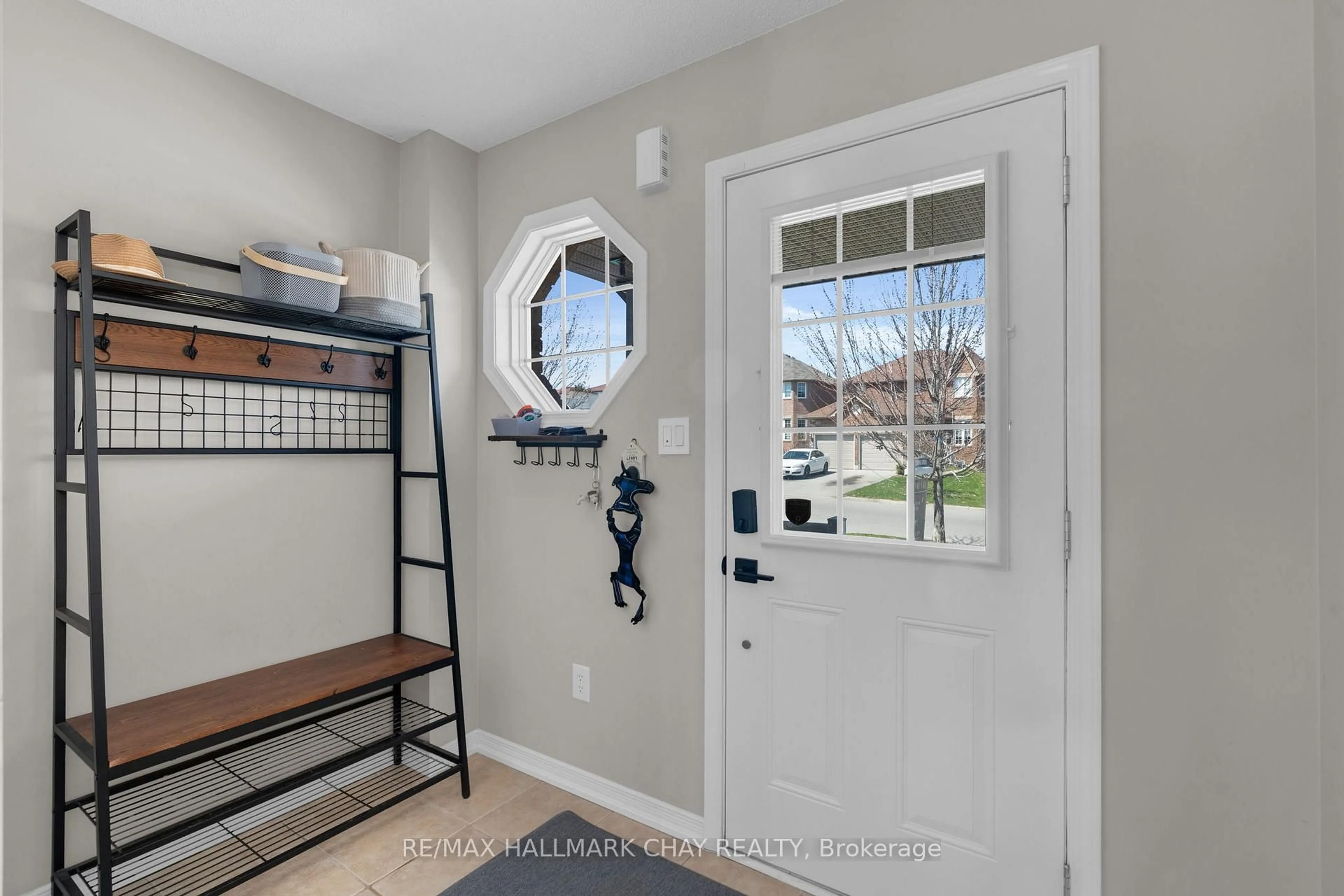 Indoor entryway for 1403 BENSON St, Innisfil Ontario L9S 0C7