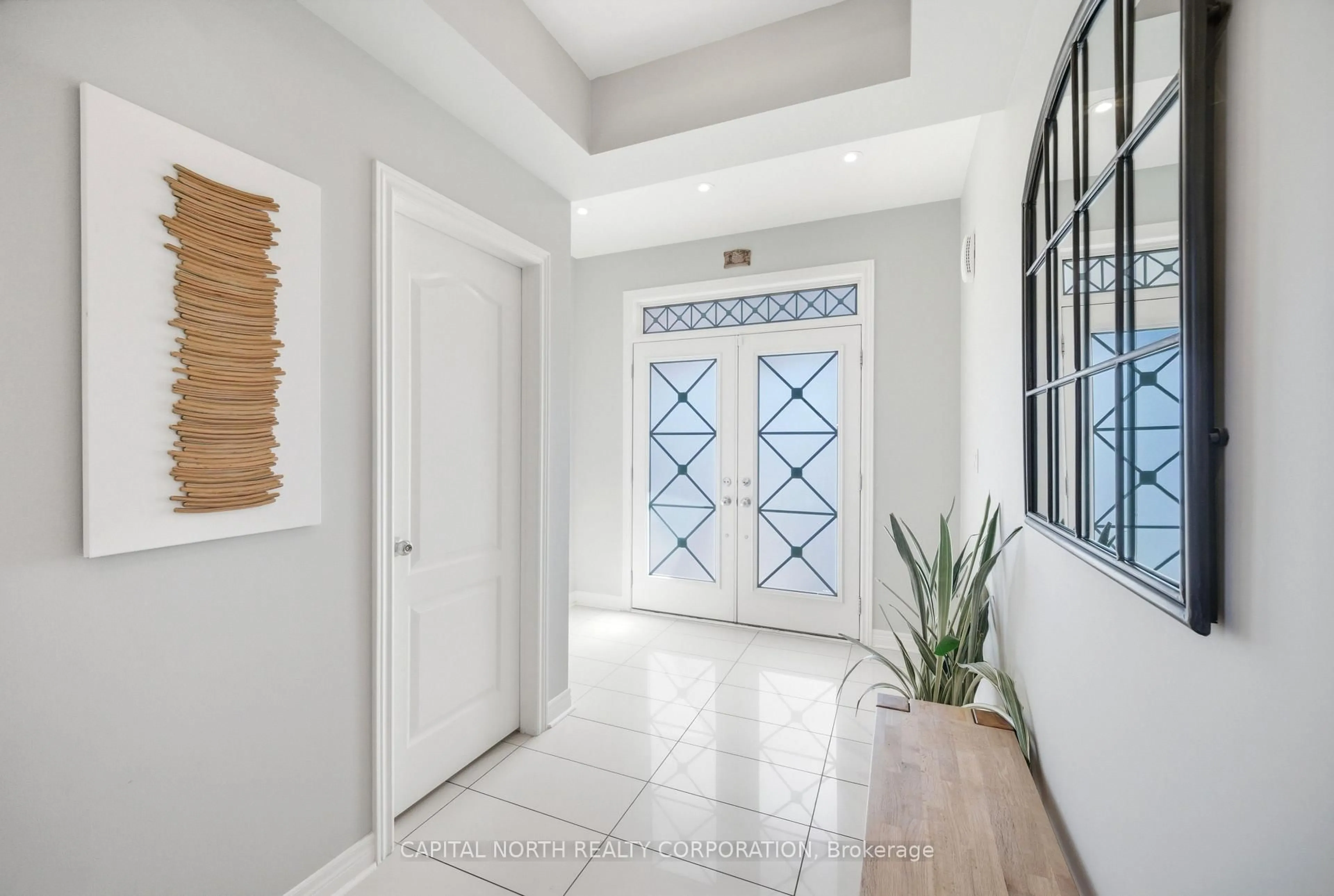 Indoor entryway for 72 Jewelwing Crt, Bradford West Gwillimbury Ontario L3Z 0N6