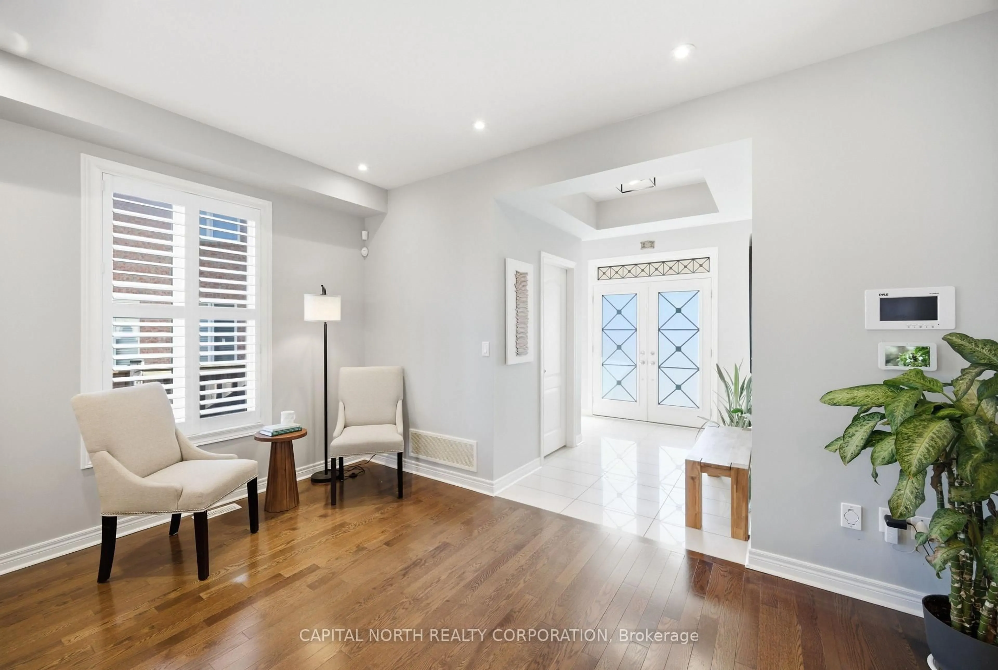 Indoor entryway for 72 Jewelwing Crt, Bradford West Gwillimbury Ontario L3Z 0N6