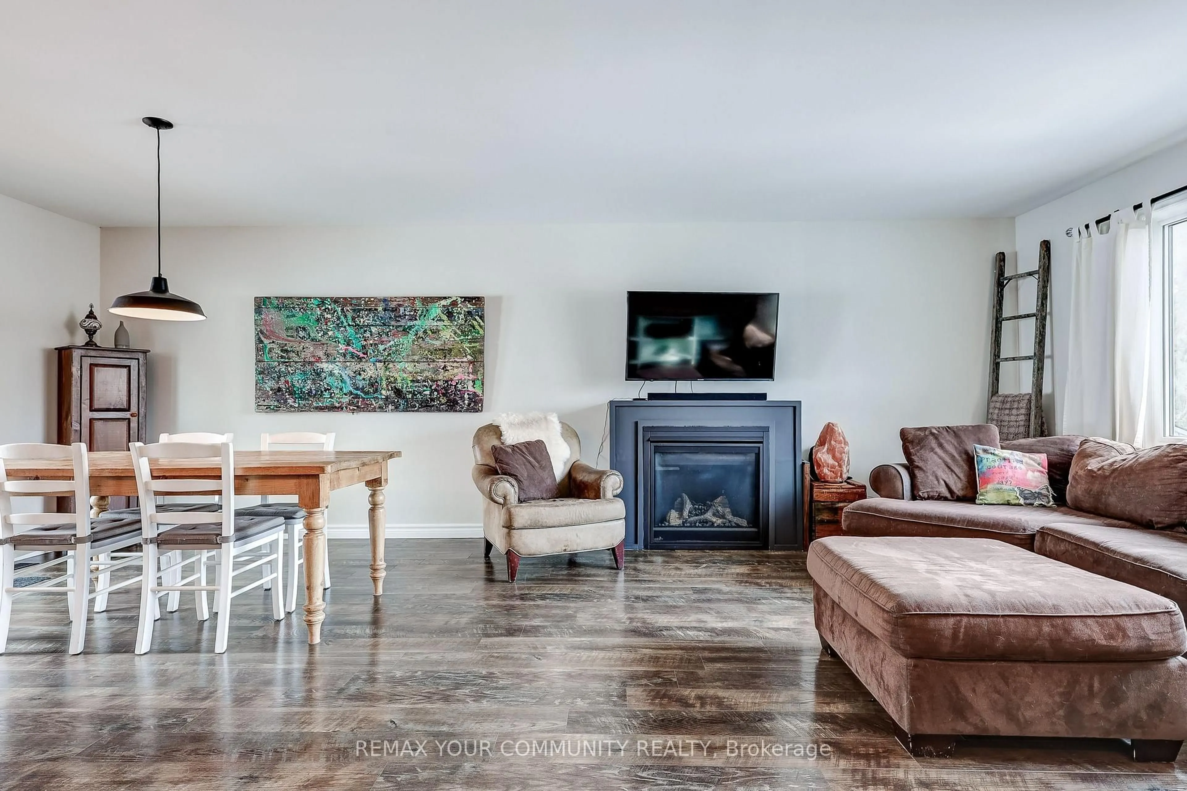 Living room with furniture, unknown for 59 Thomas Shepperd Dr, East Gwillimbury Ontario L9N 1C4