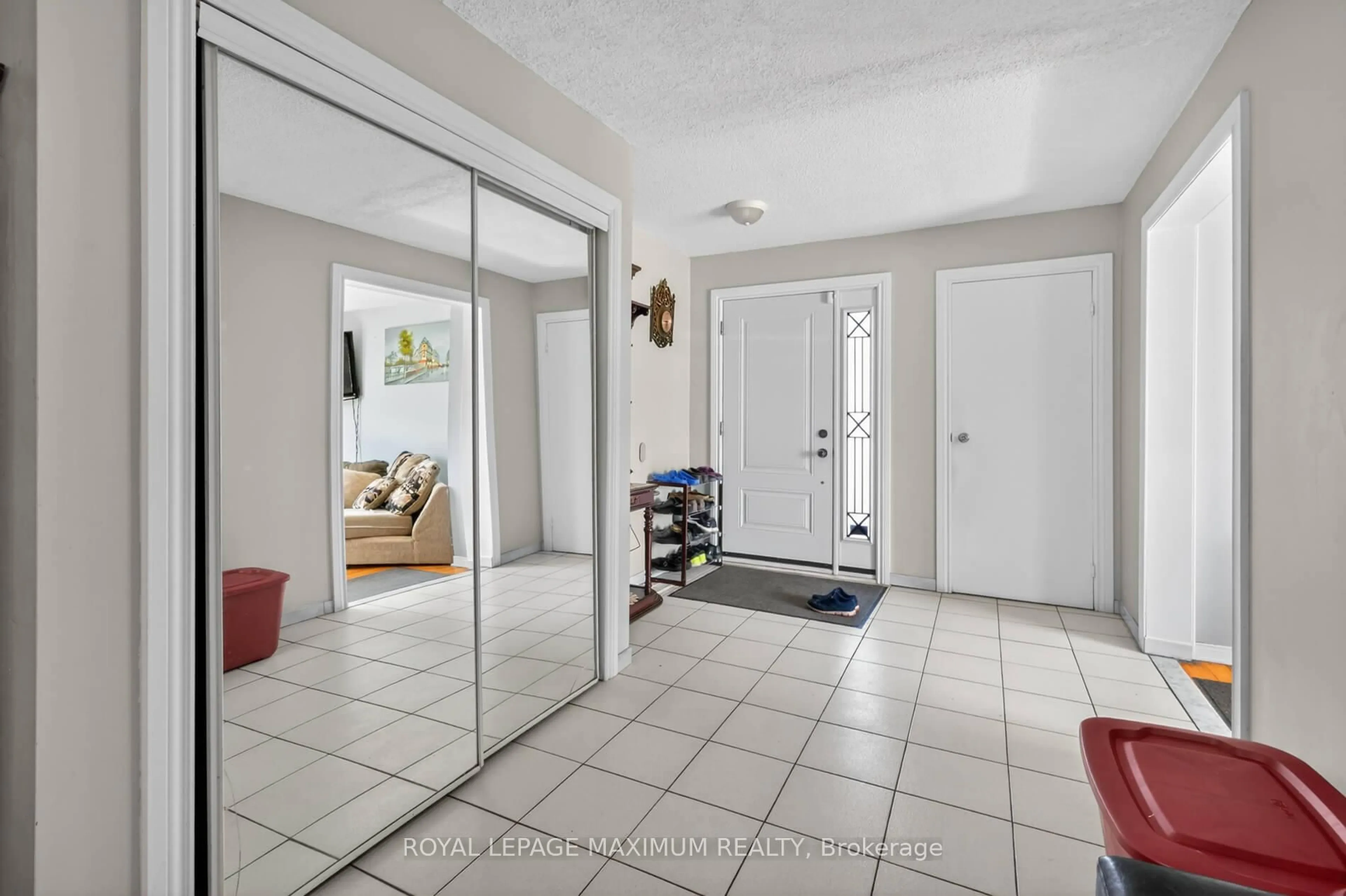 Indoor entryway for 3 Muzzo Crt, Vaughan Ontario L4L 3K2