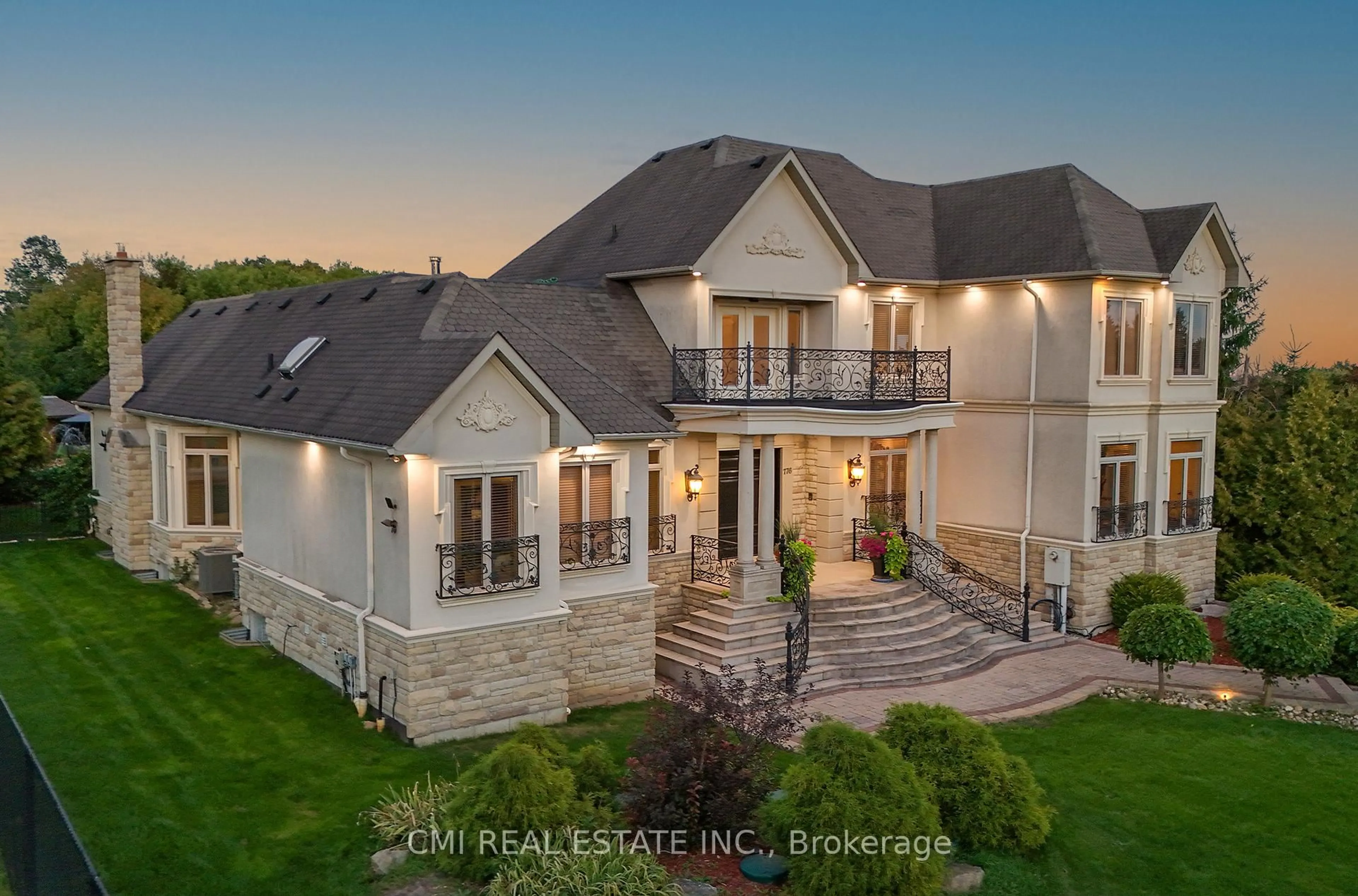 A pic from outside/outdoor area/front of a property/back of a property/a pic from drone, unknown for 776 Woodland Acres Cres, Vaughan Ontario L6A 1G2