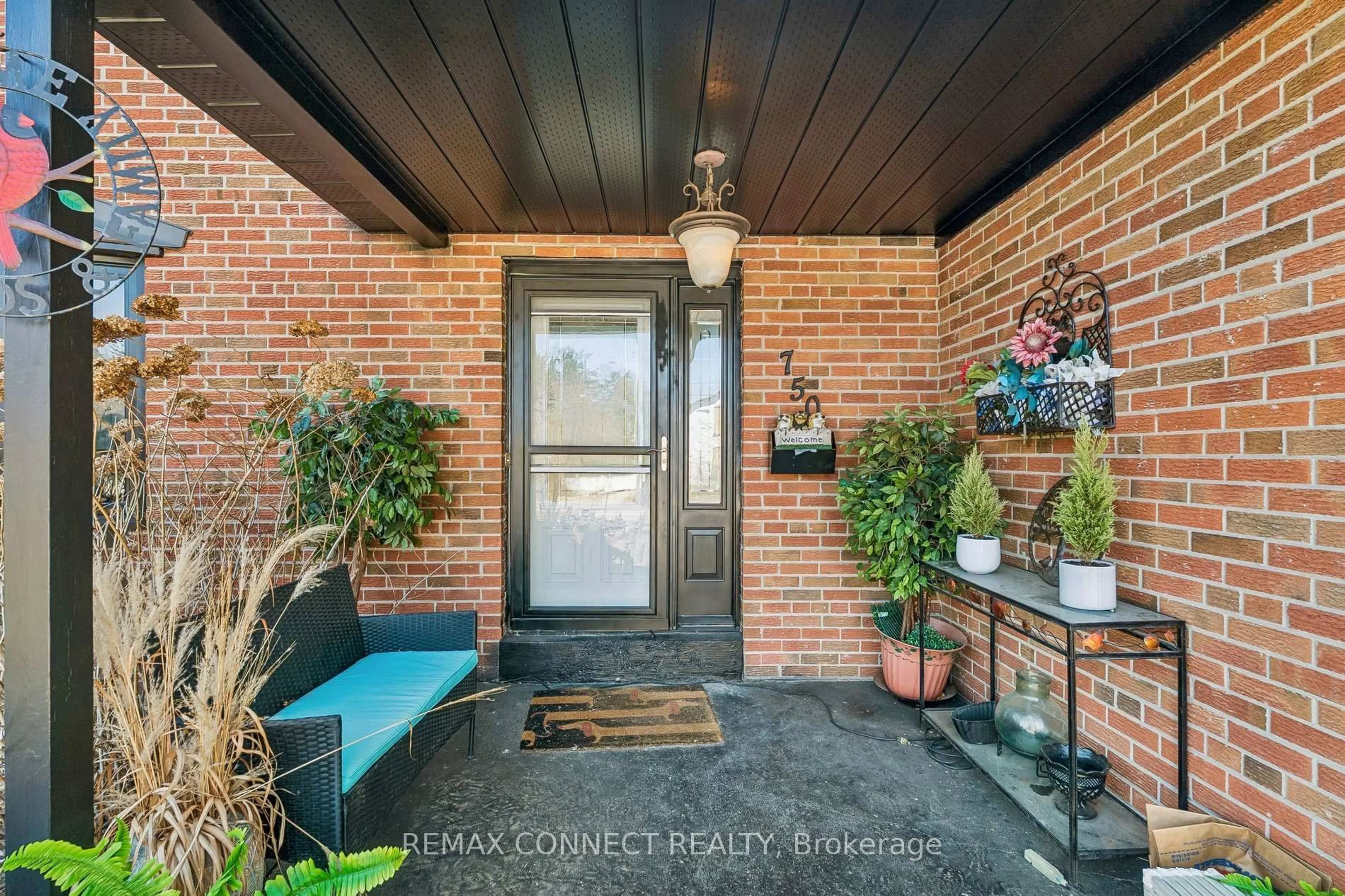 Indoor entryway for 750 Gorham St, Newmarket Ontario L3Y 1L6