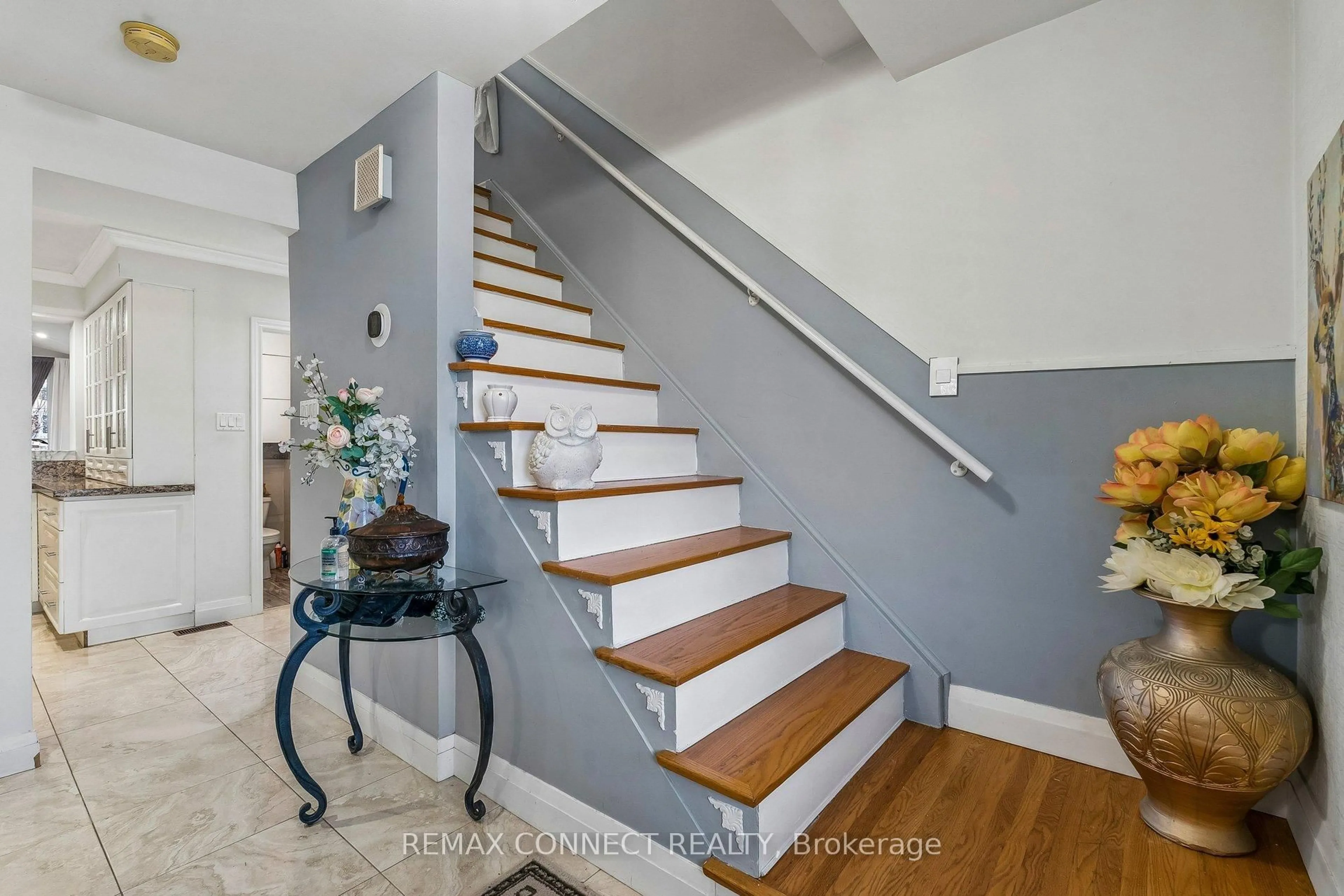 Stairs for 750 Gorham St, Newmarket Ontario L3Y 1L6