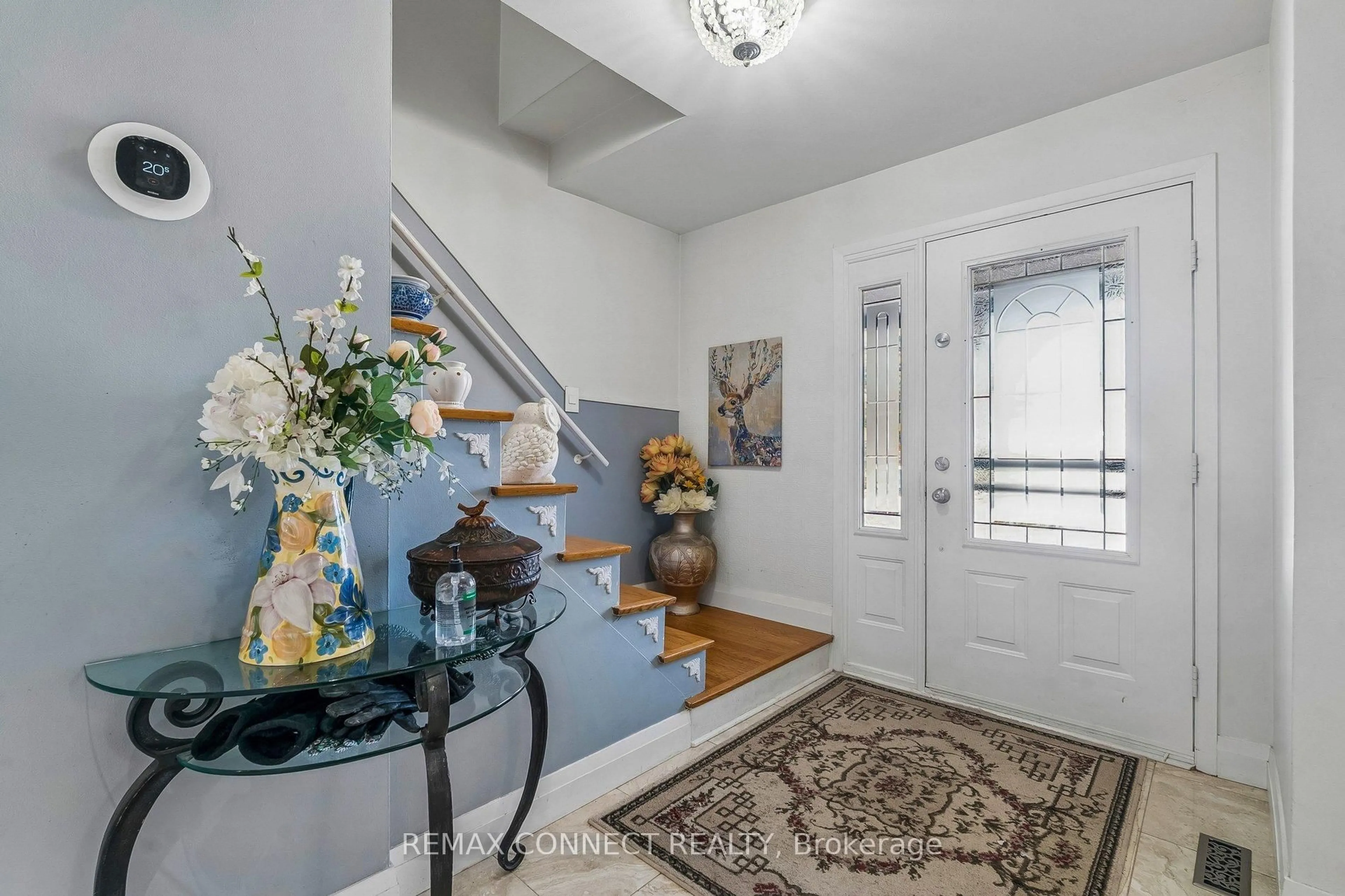 Indoor entryway for 750 Gorham St, Newmarket Ontario L3Y 1L6