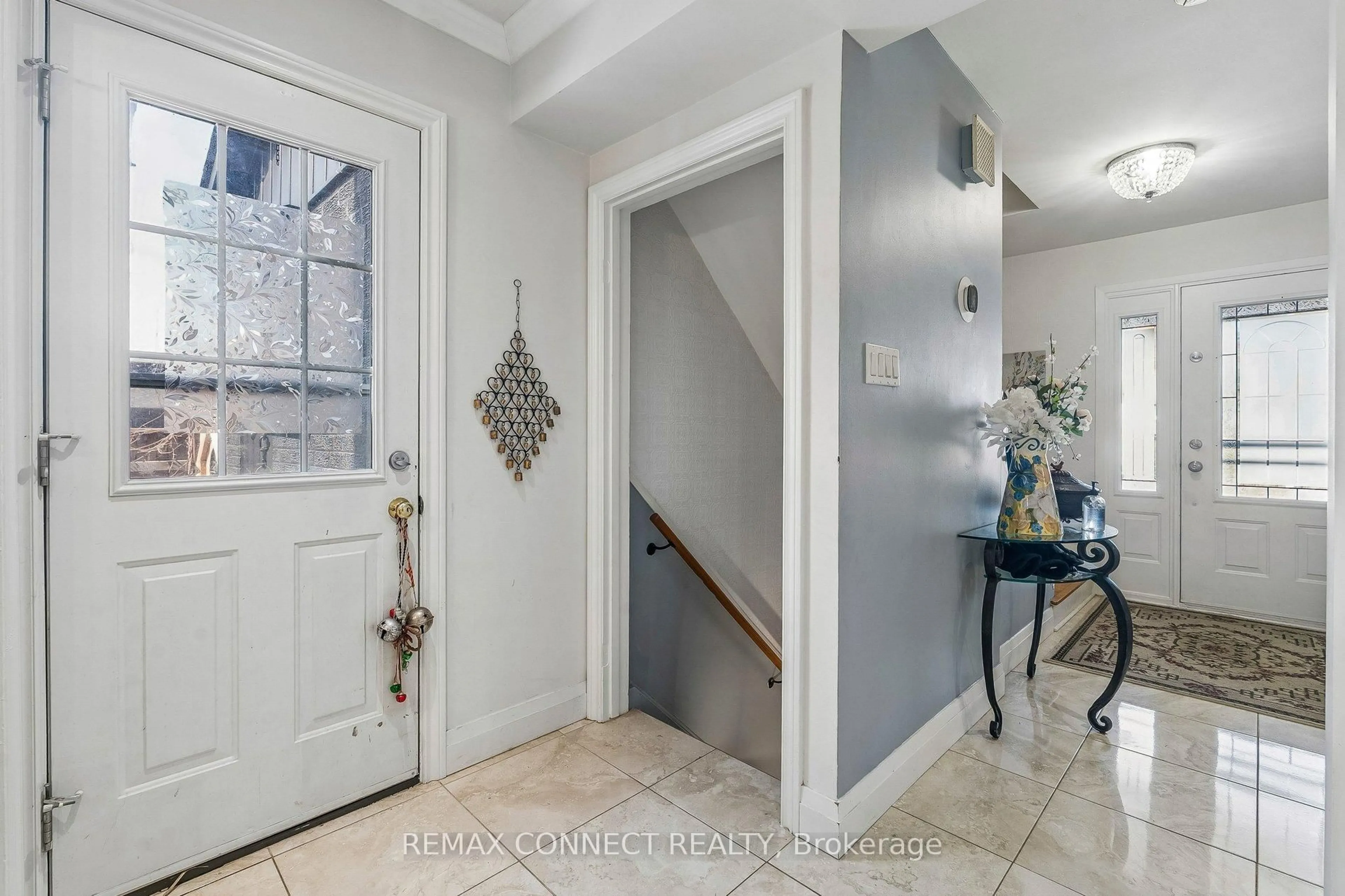 Indoor entryway for 750 Gorham St, Newmarket Ontario L3Y 1L6