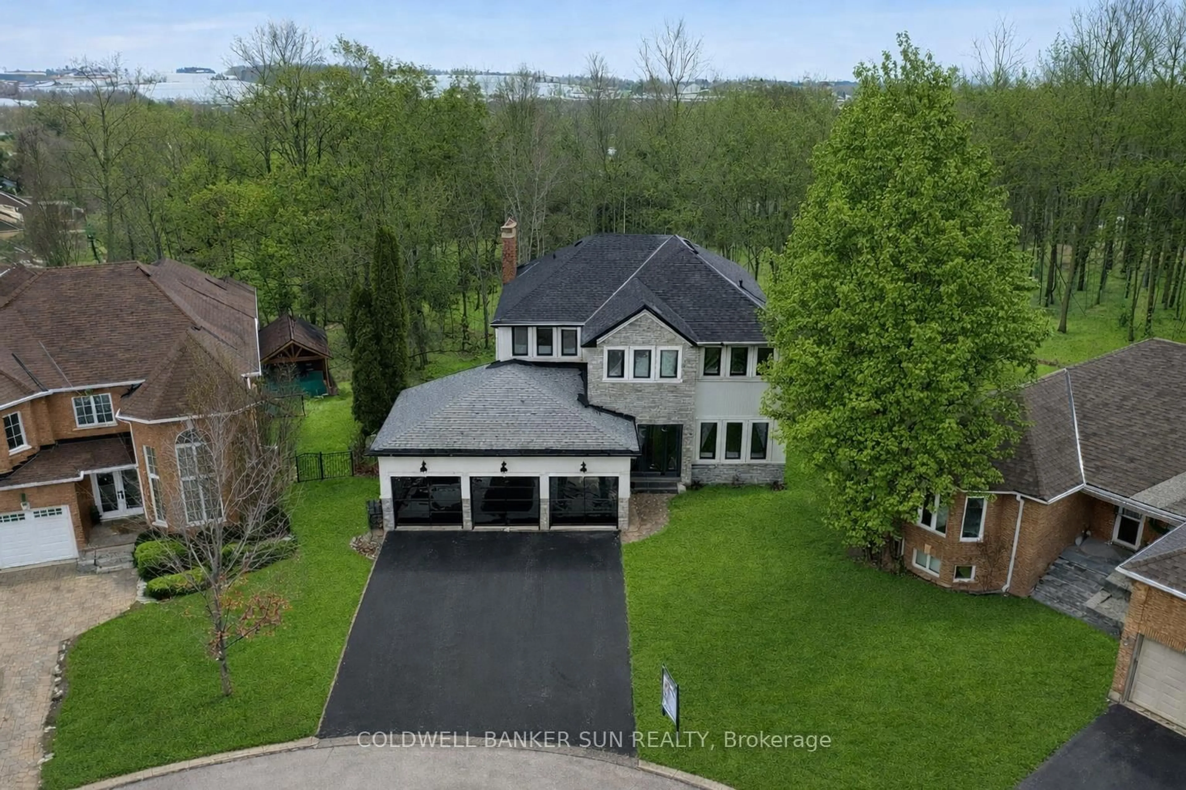 A pic from outside/outdoor area/front of a property/back of a property/a pic from drone, street for 34 Previn Crt, New Tecumseth Ontario L9R 1N8