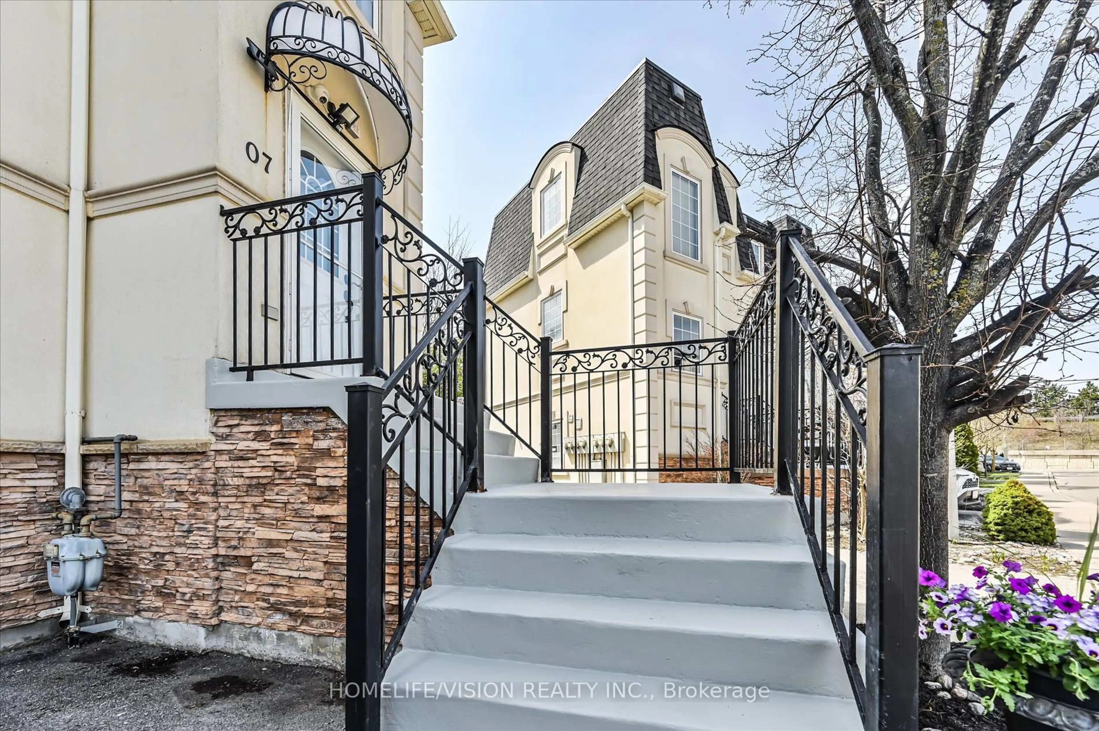 Stairs for 215 16TH Ave #7, Richmond Hill Ontario L4C 0T8