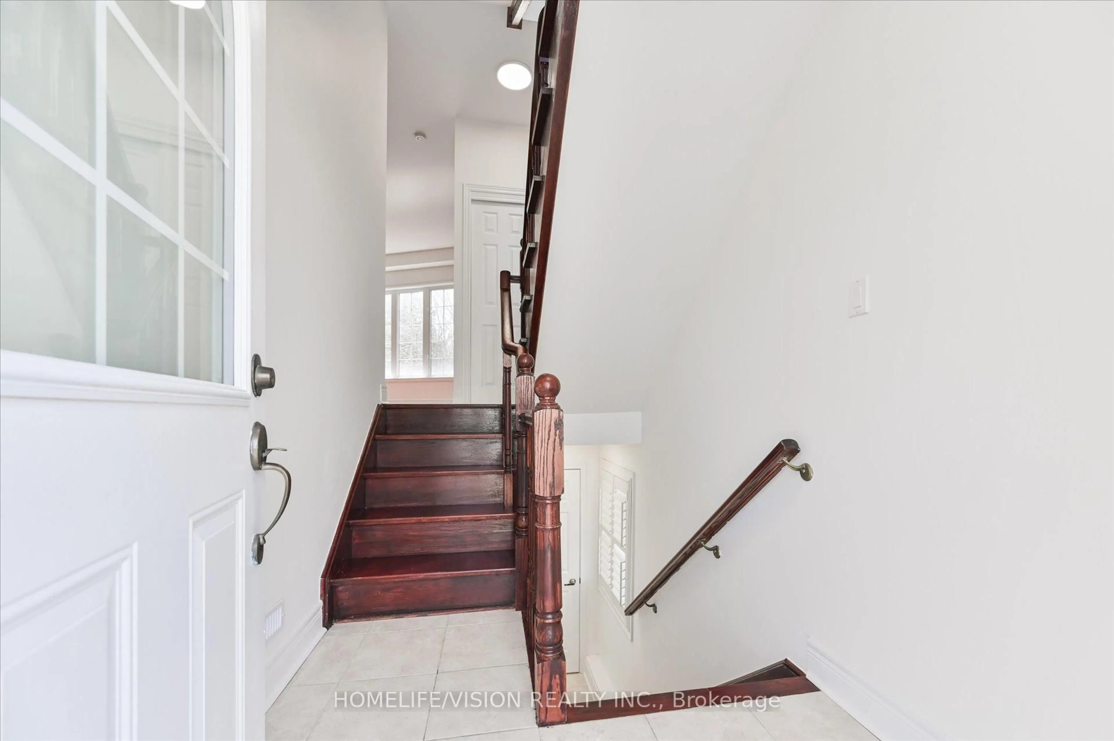 Stairs for 215 16TH Ave #7, Richmond Hill Ontario L4C 0T8