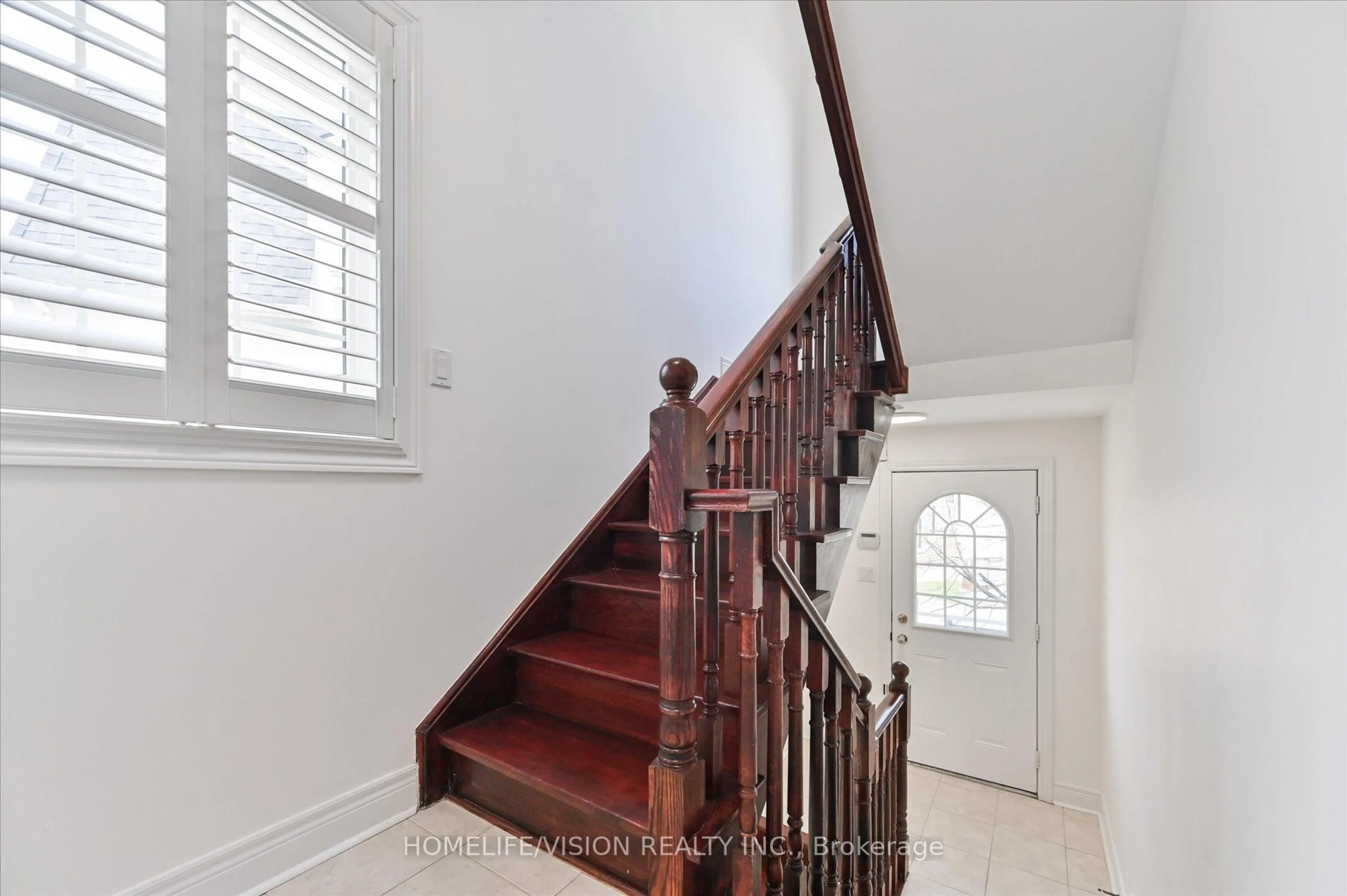Stairs for 215 16TH Ave #7, Richmond Hill Ontario L4C 0T8