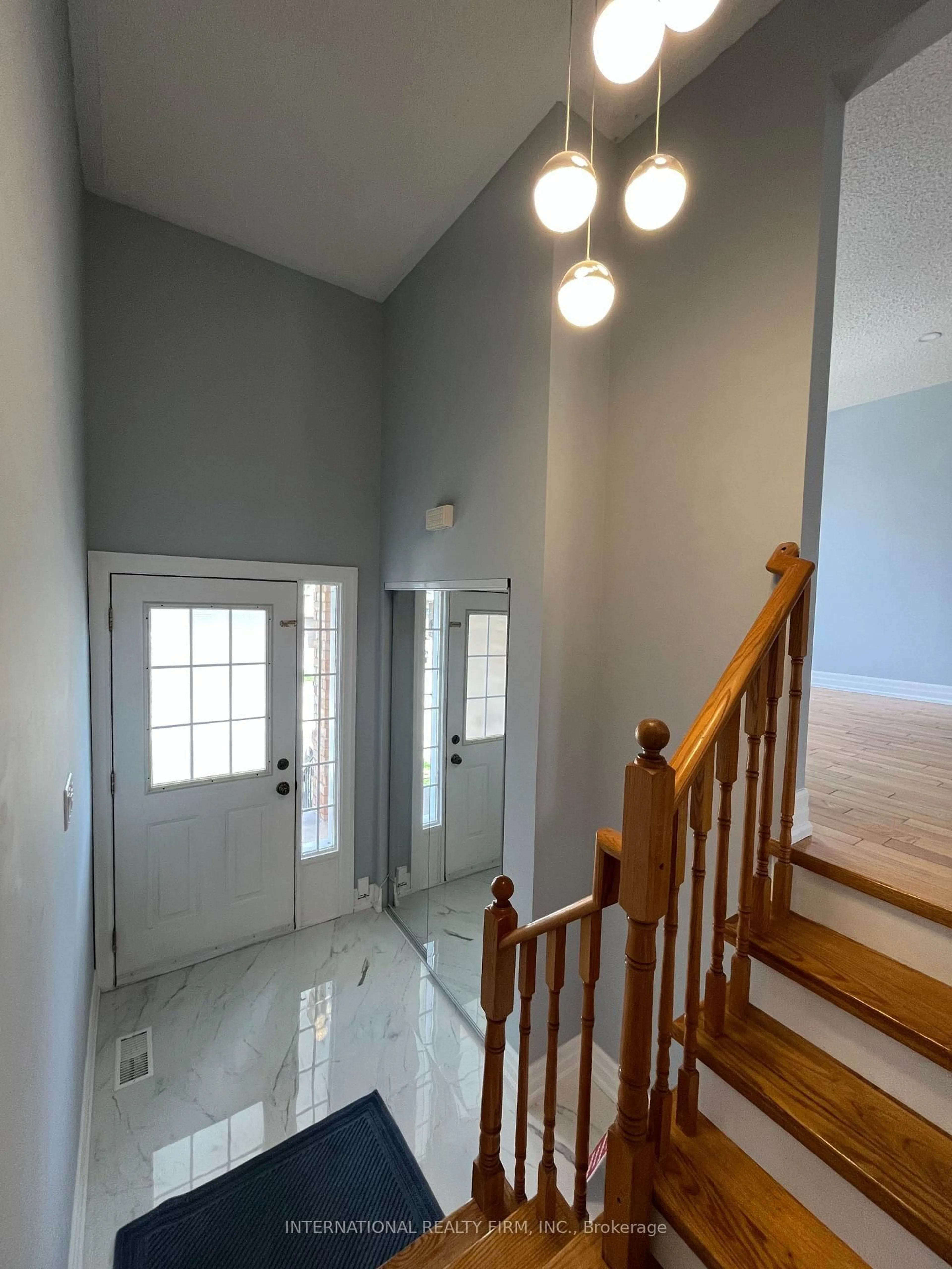 Indoor entryway for 44 Natale Crt, Bradford West Gwillimbury Ontario L3Z 3B1