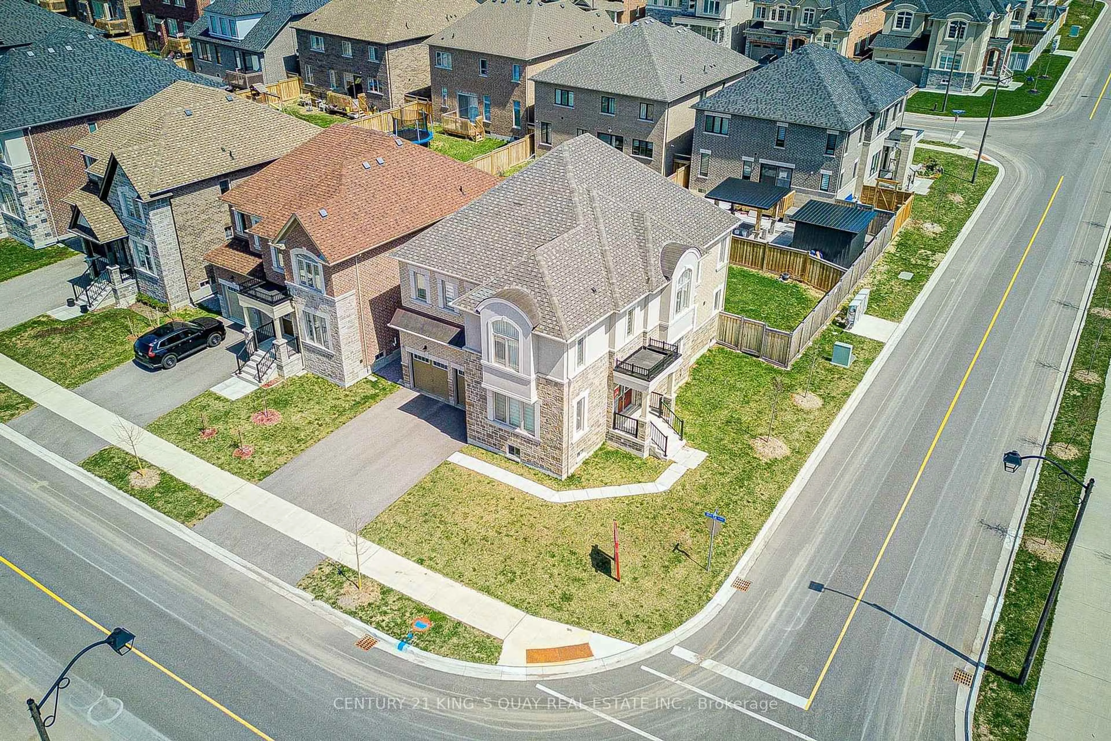 A pic from outside/outdoor area/front of a property/back of a property/a pic from drone, street for 376 Seaview Hts, East Gwillimbury Ontario L9N 0Y5