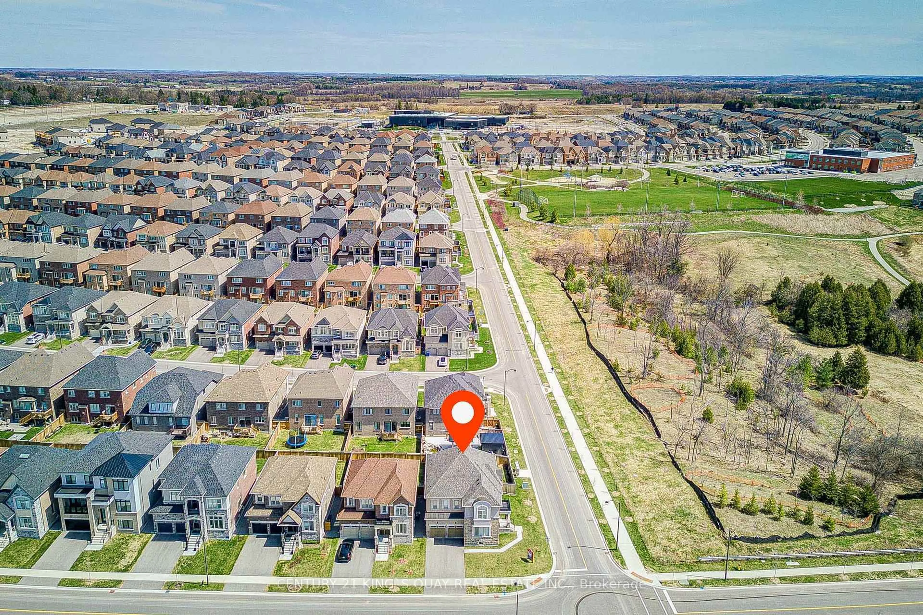 A pic from outside/outdoor area/front of a property/back of a property/a pic from drone, street for 376 Seaview Hts, East Gwillimbury Ontario L9N 0Y5