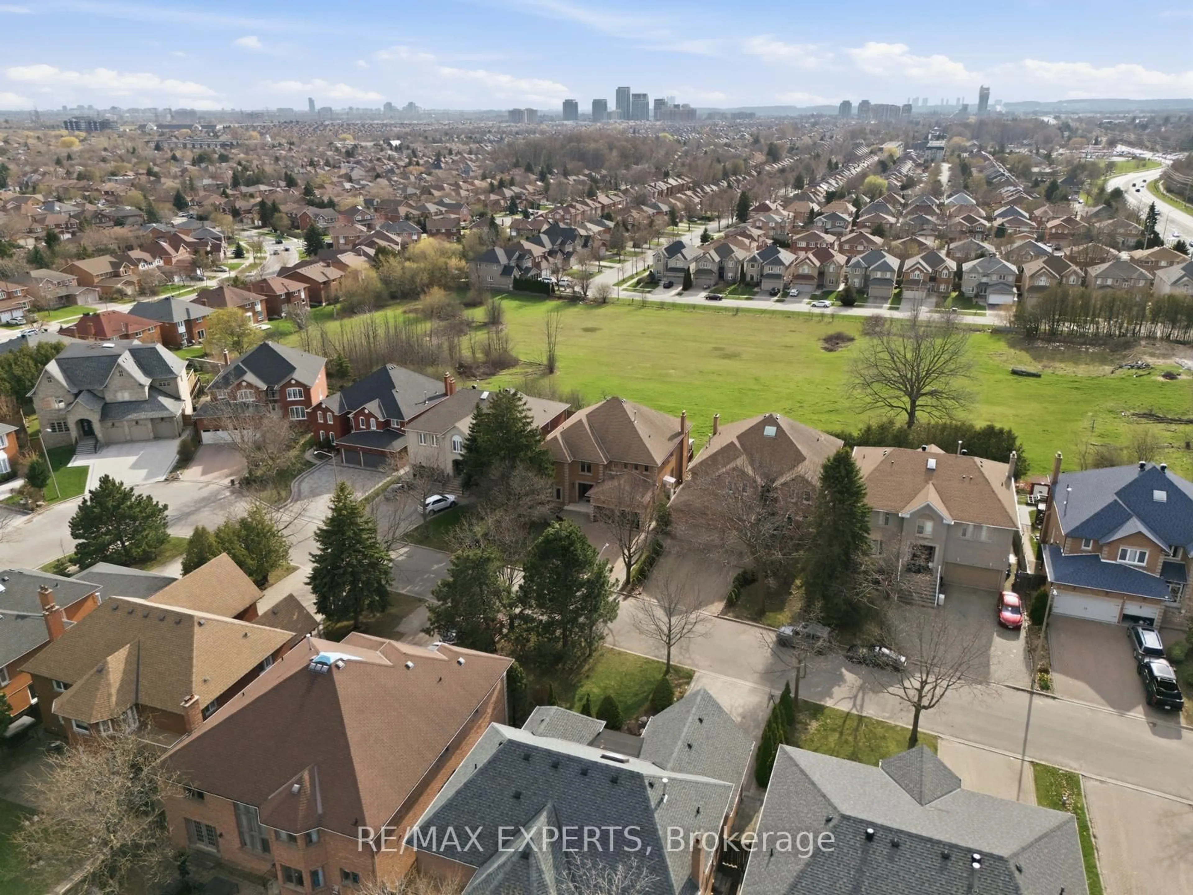 A pic from outside/outdoor area/front of a property/back of a property/a pic from drone, city buildings view from balcony for 11 Horizon Crt, Richmond Hill Ontario L4B 3G1