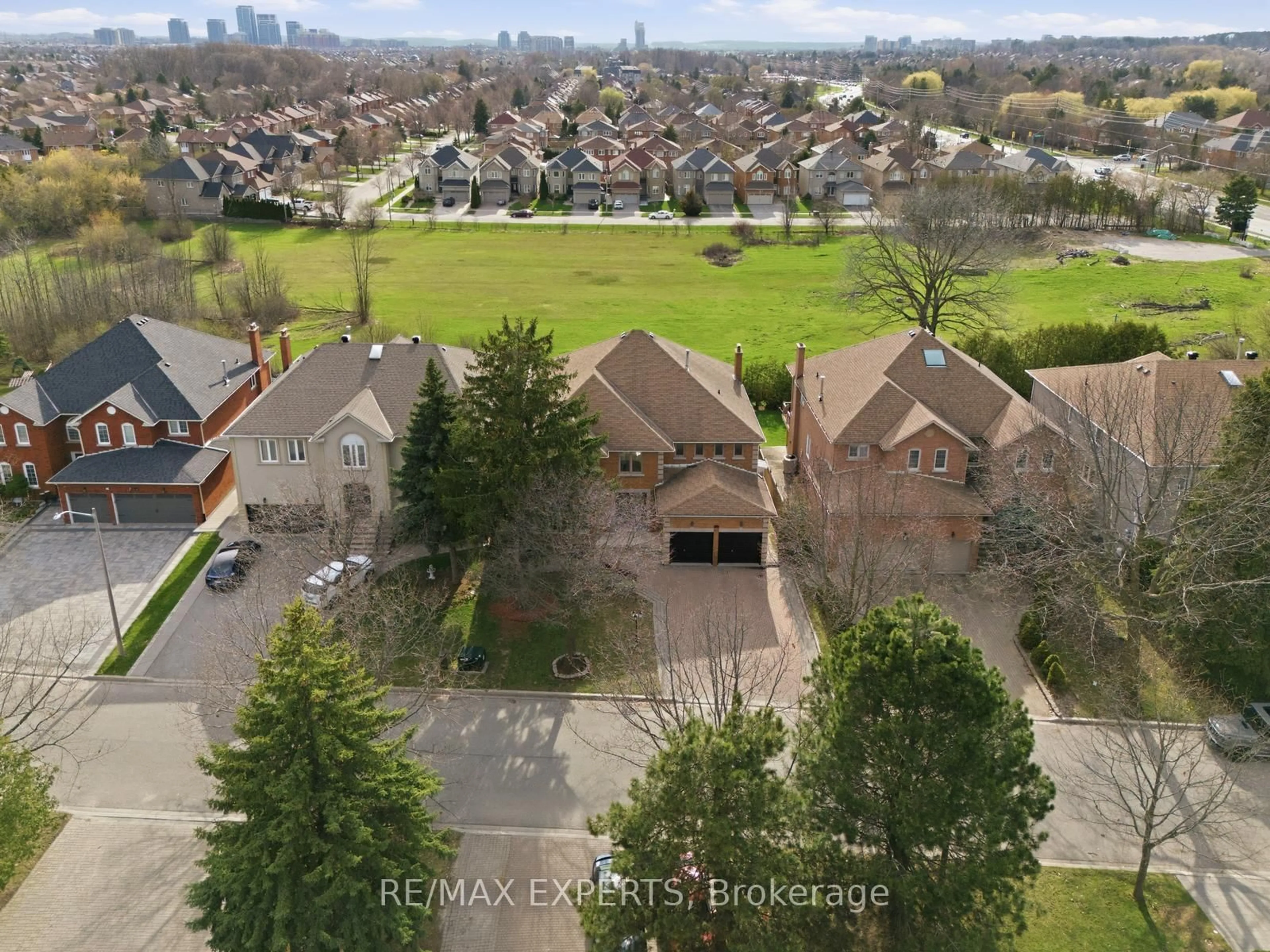 A pic from outside/outdoor area/front of a property/back of a property/a pic from drone, city buildings view from balcony for 11 Horizon Crt, Richmond Hill Ontario L4B 3G1