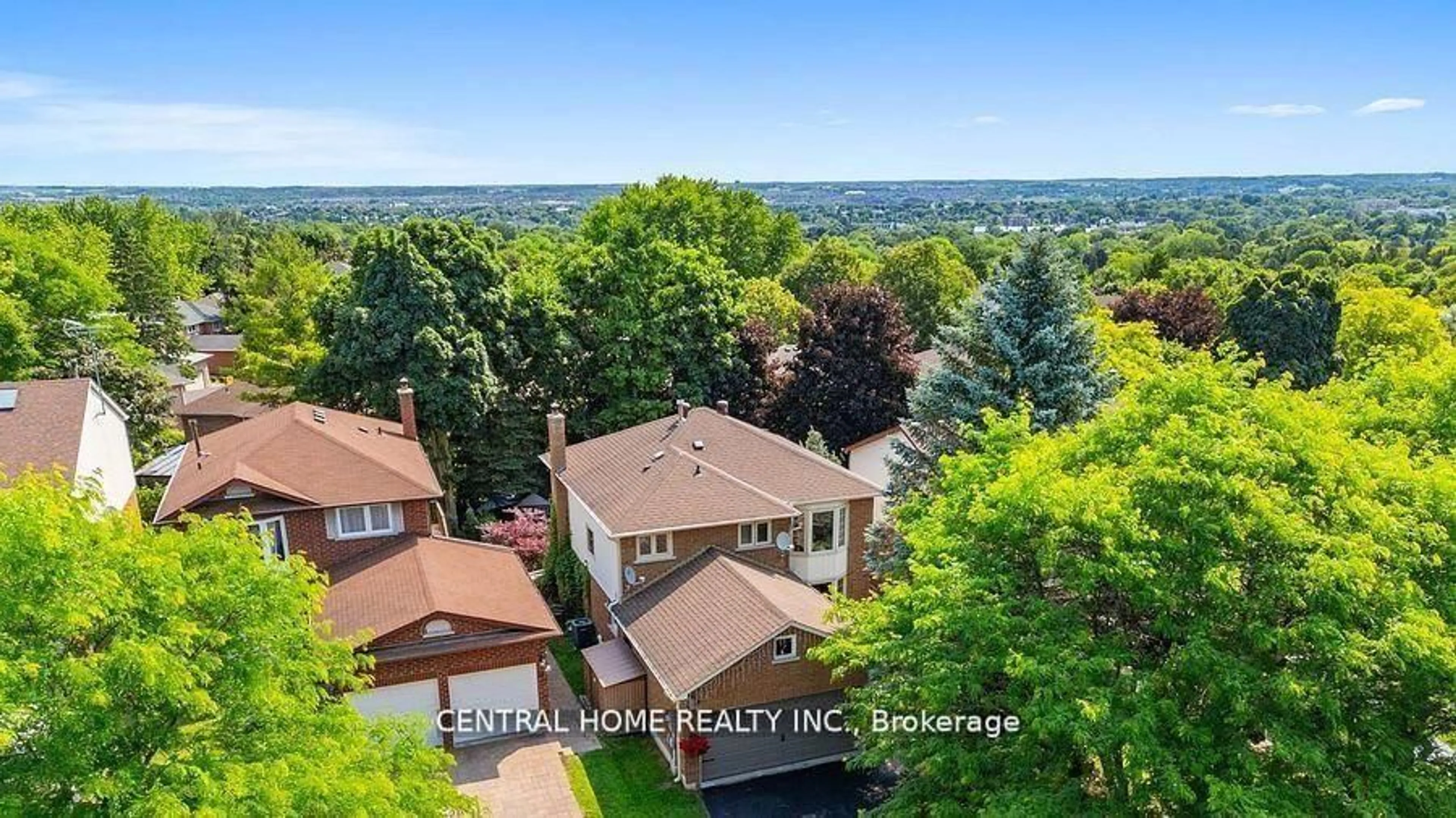 A pic from outside/outdoor area/front of a property/back of a property/a pic from drone, unknown for 30 Moffat Cres, Aurora Ontario L4G 4Z8