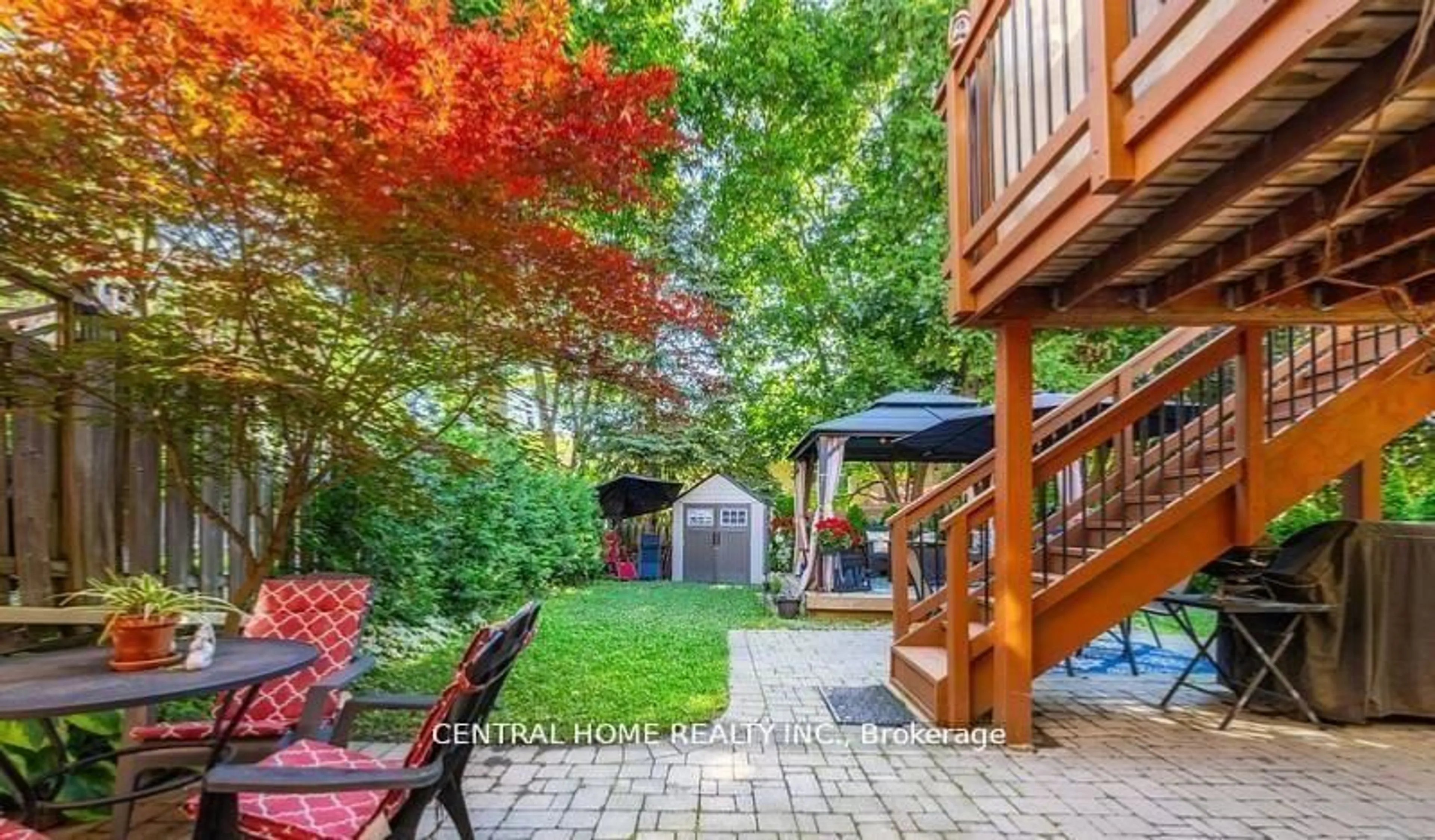Patio, street for 30 Moffat Cres, Aurora Ontario L4G 4Z8
