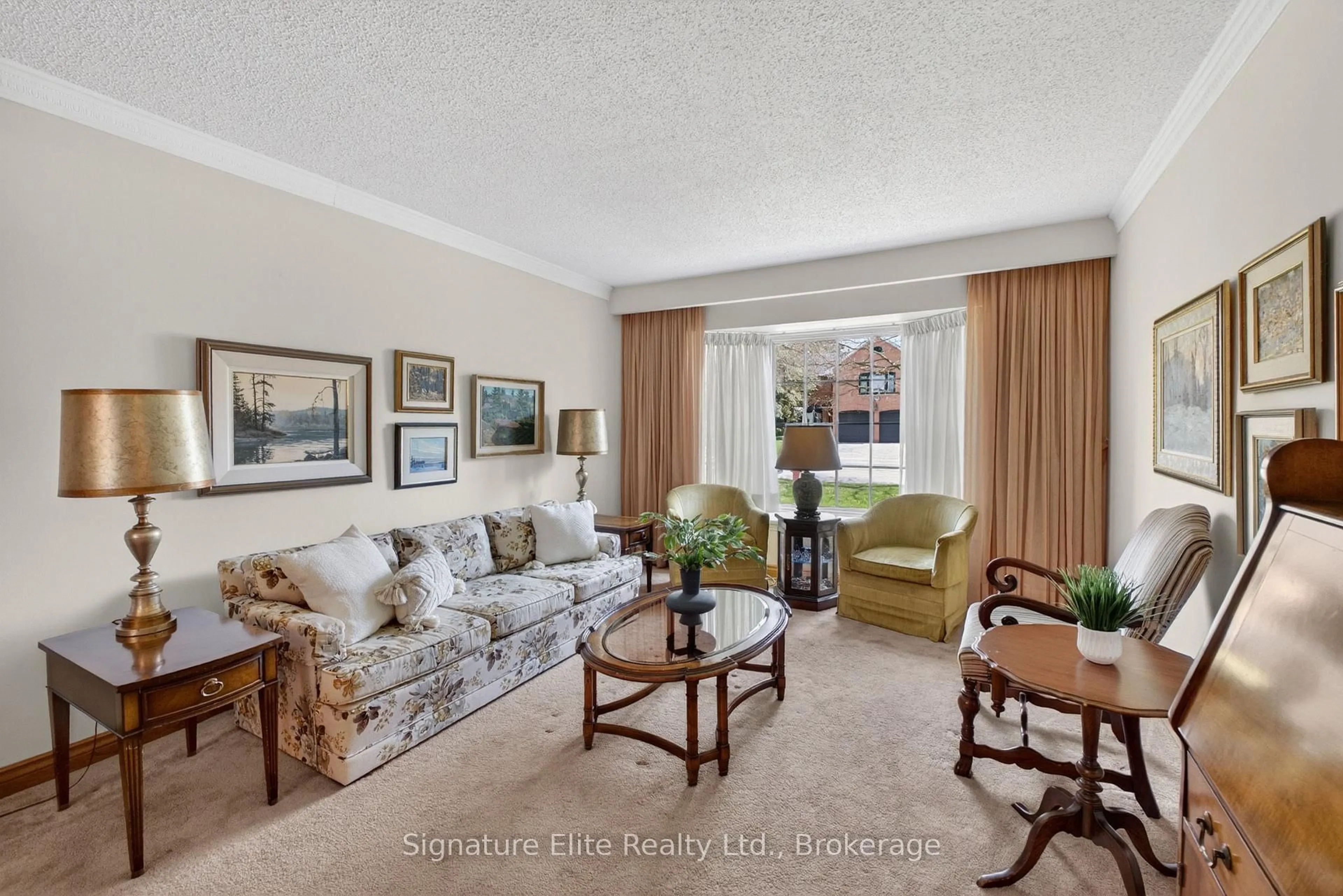 Living room with furniture, carpet floor for 108 Golf Links Dr, Aurora Ontario L4G 3V3