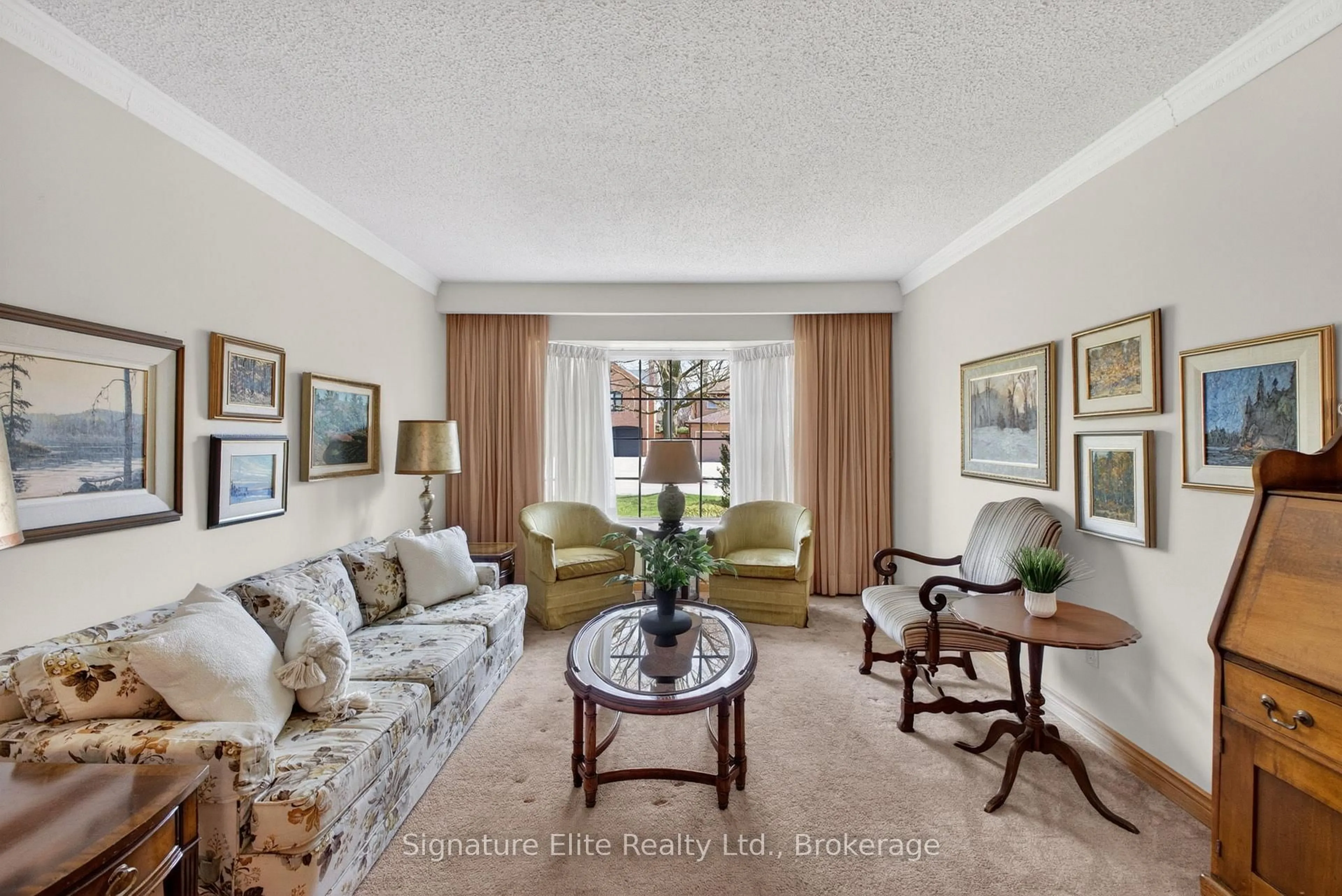 Living room with furniture, carpet floor for 108 Golf Links Dr, Aurora Ontario L4G 3V3