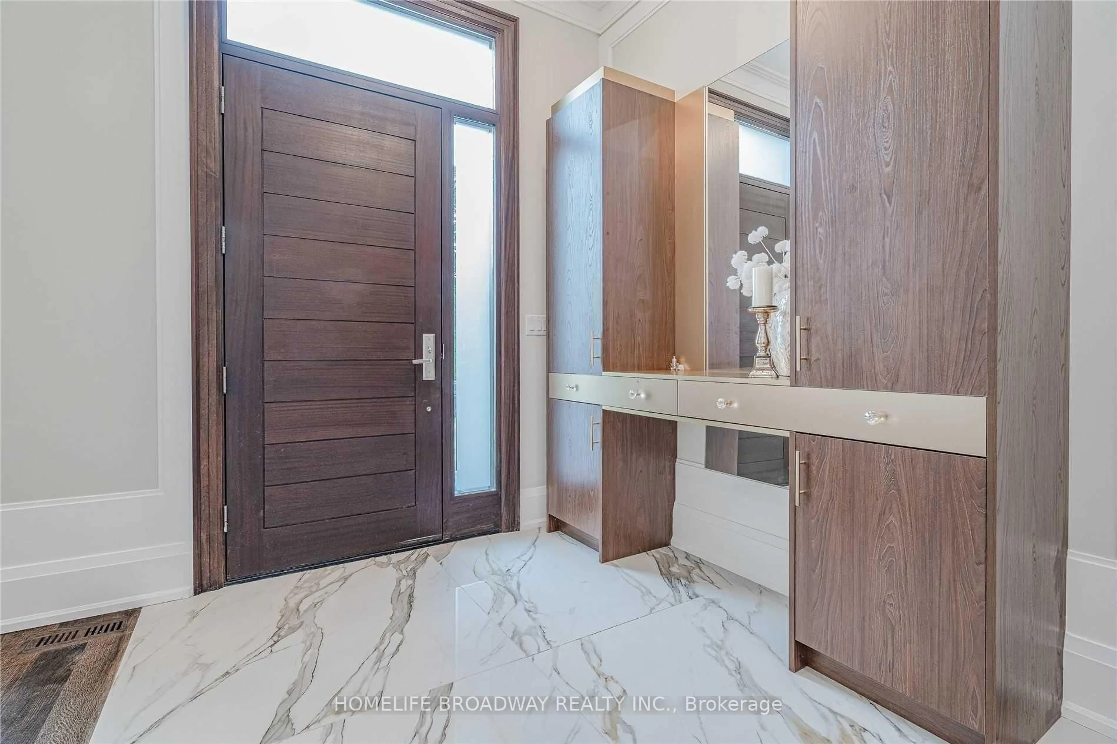 Indoor foyer for 393 Balkan Rd, Richmond Hill Ontario L4C 2P2