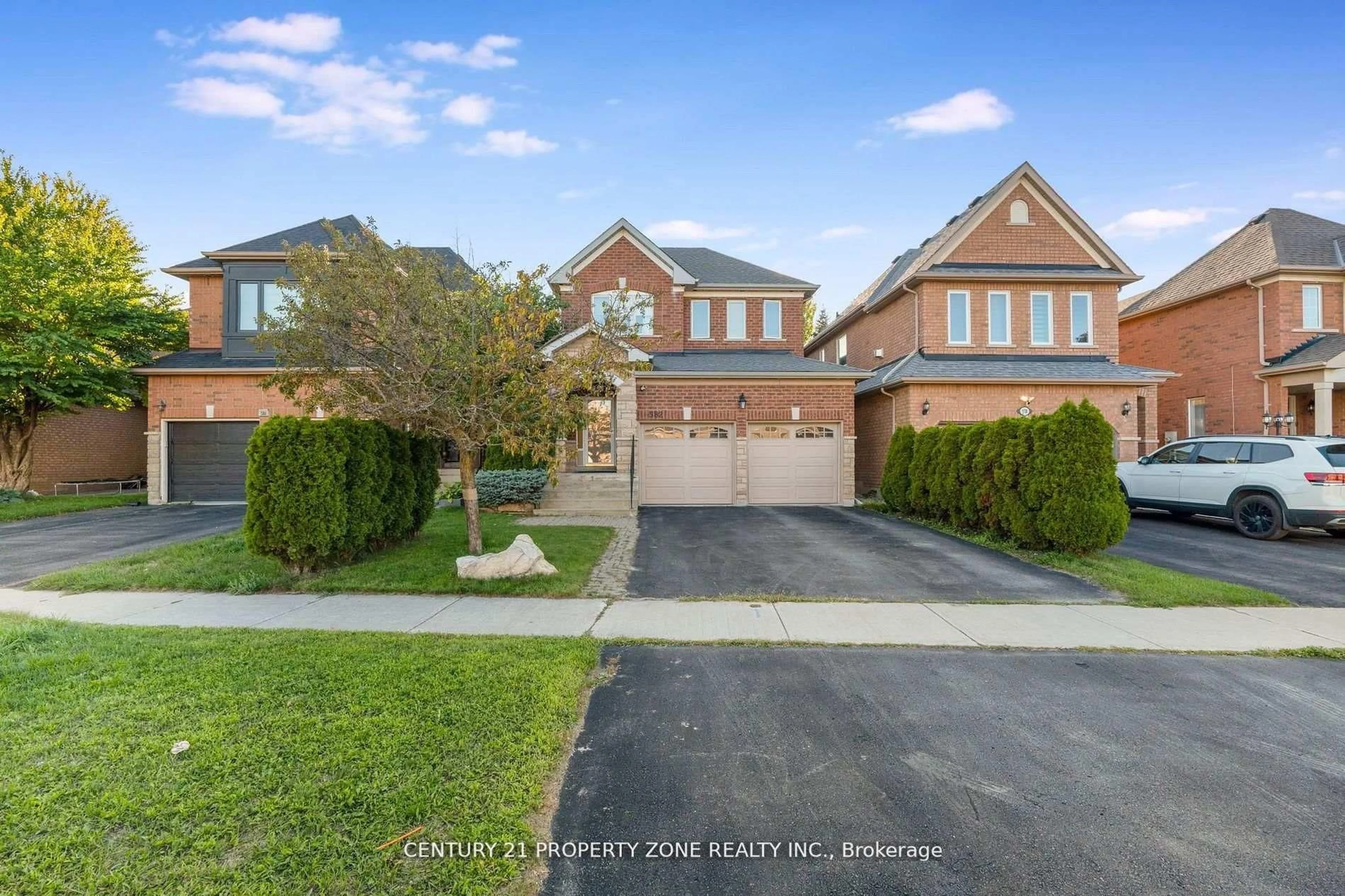 Home with brick exterior material, street for 582 Plantation Gate, Newmarket Ontario L3X 2C2