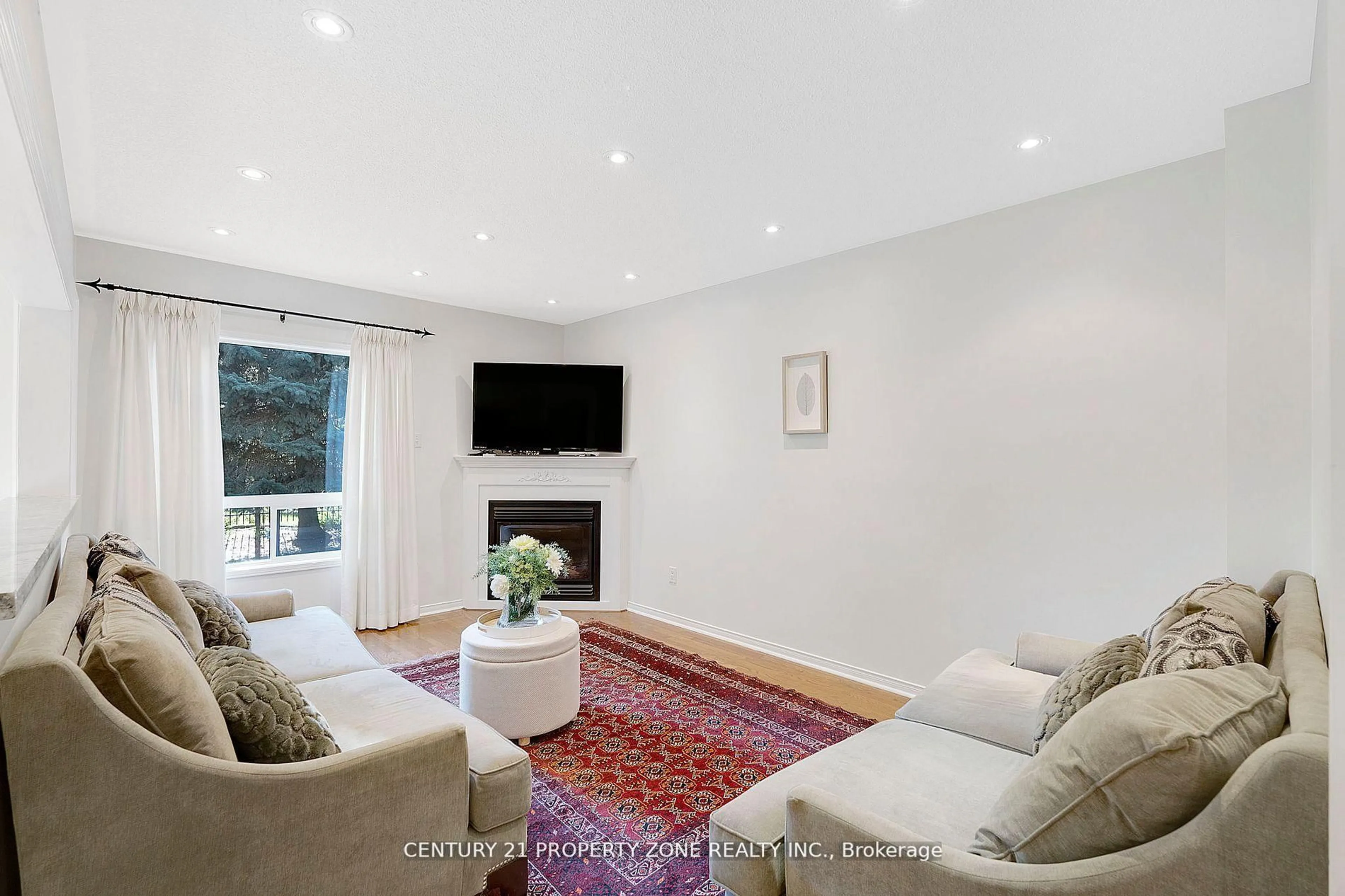 Living room with furniture, unknown for 582 Plantation Gate, Newmarket Ontario L3X 2C2