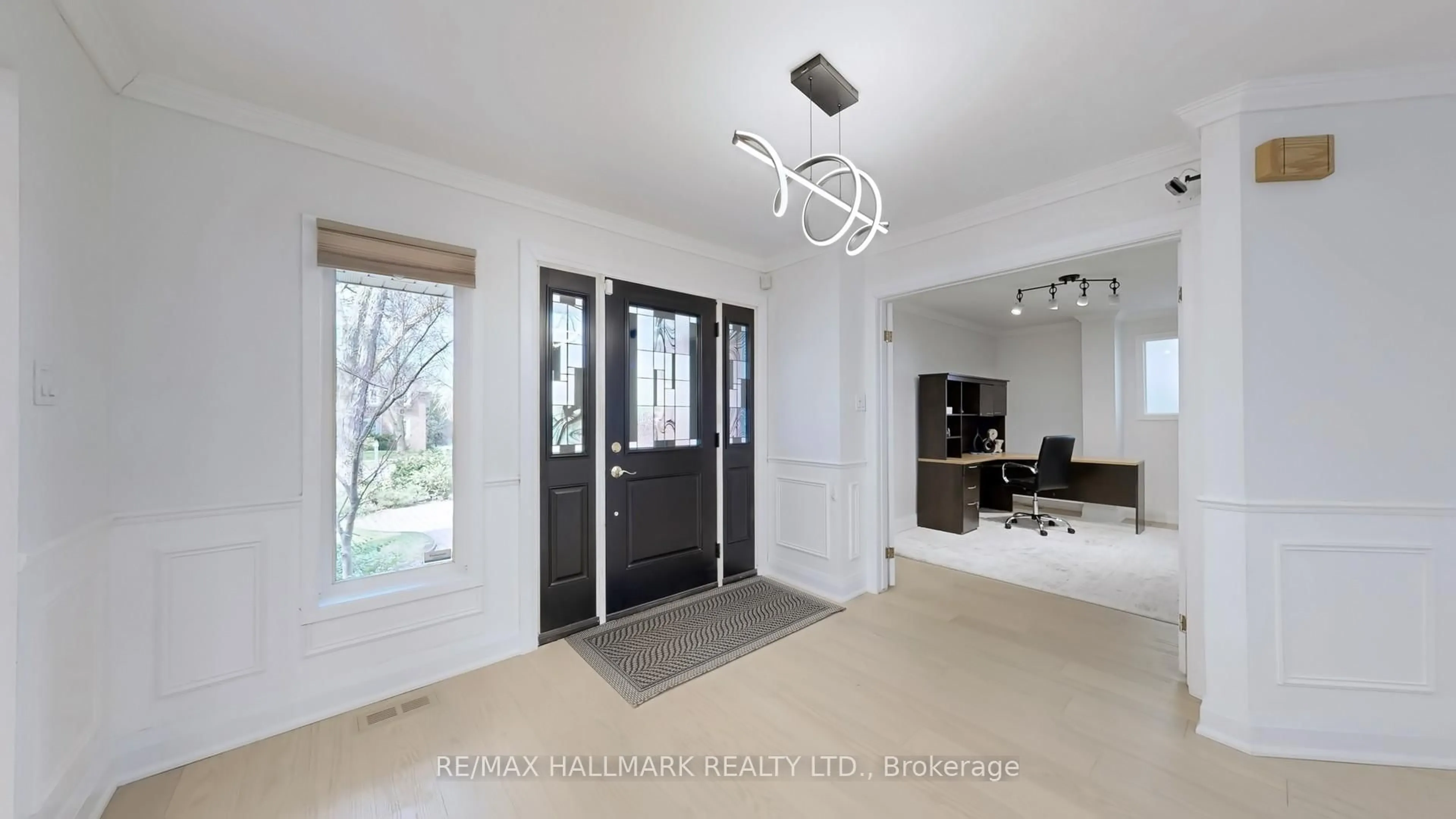 Indoor entryway for 82 Windermere Cres, Richmond Hill Ontario L4C 6Y9