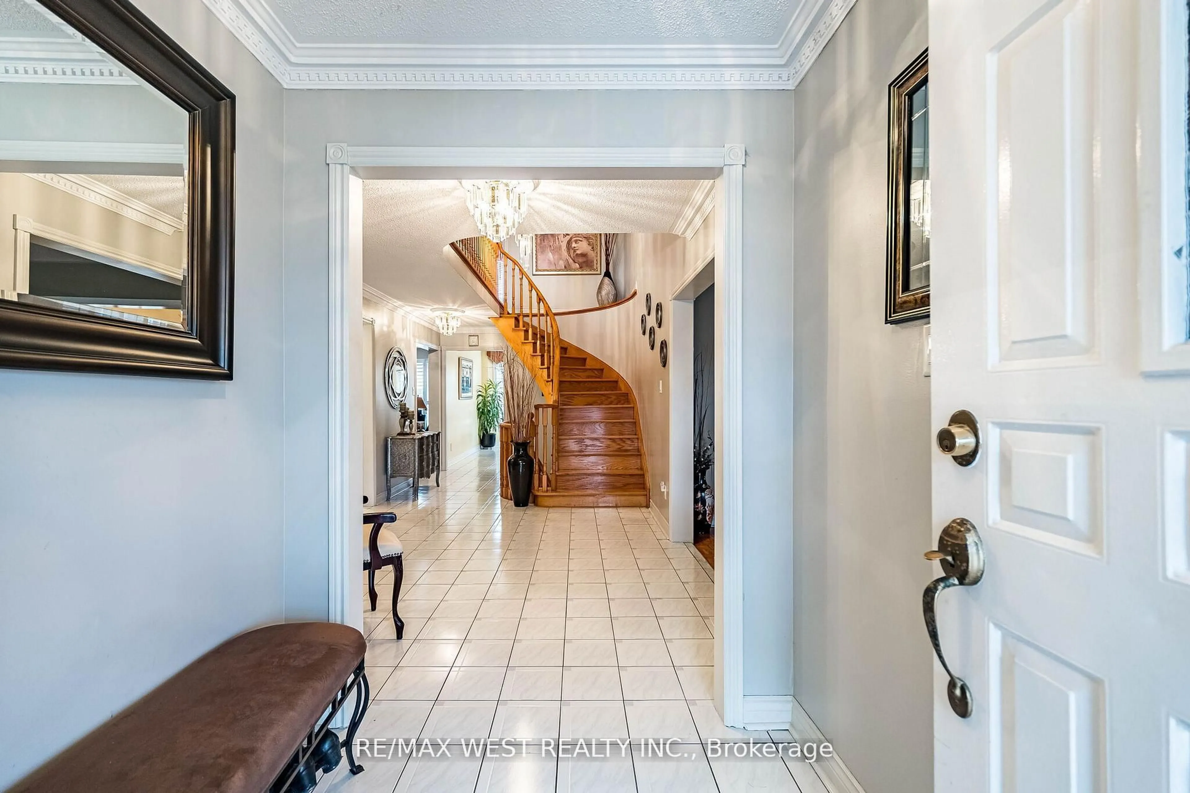 Indoor foyer for 81 Vera St, Vaughan Ontario L4L 5S4