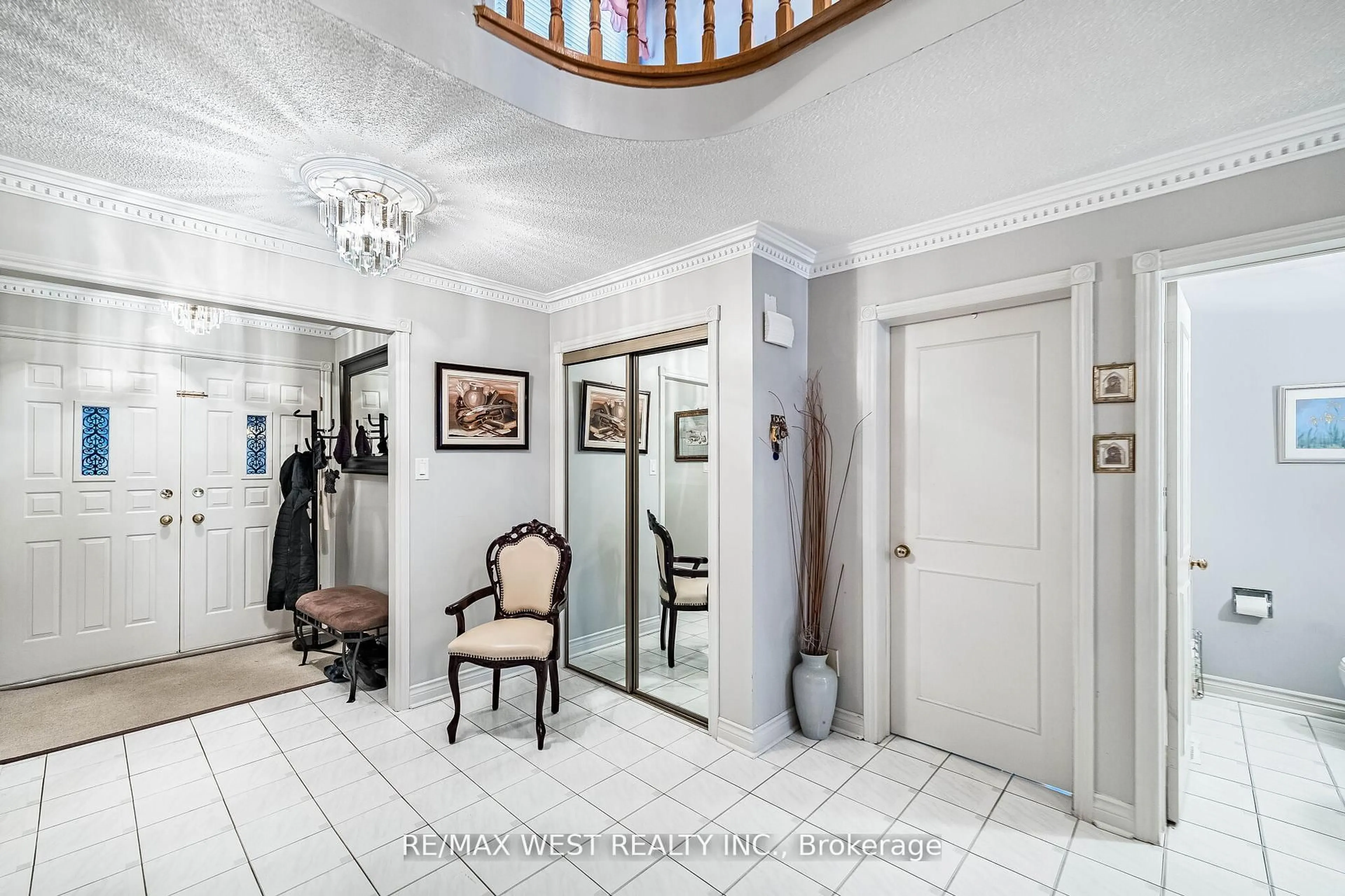 Indoor foyer for 81 Vera St, Vaughan Ontario L4L 5S4