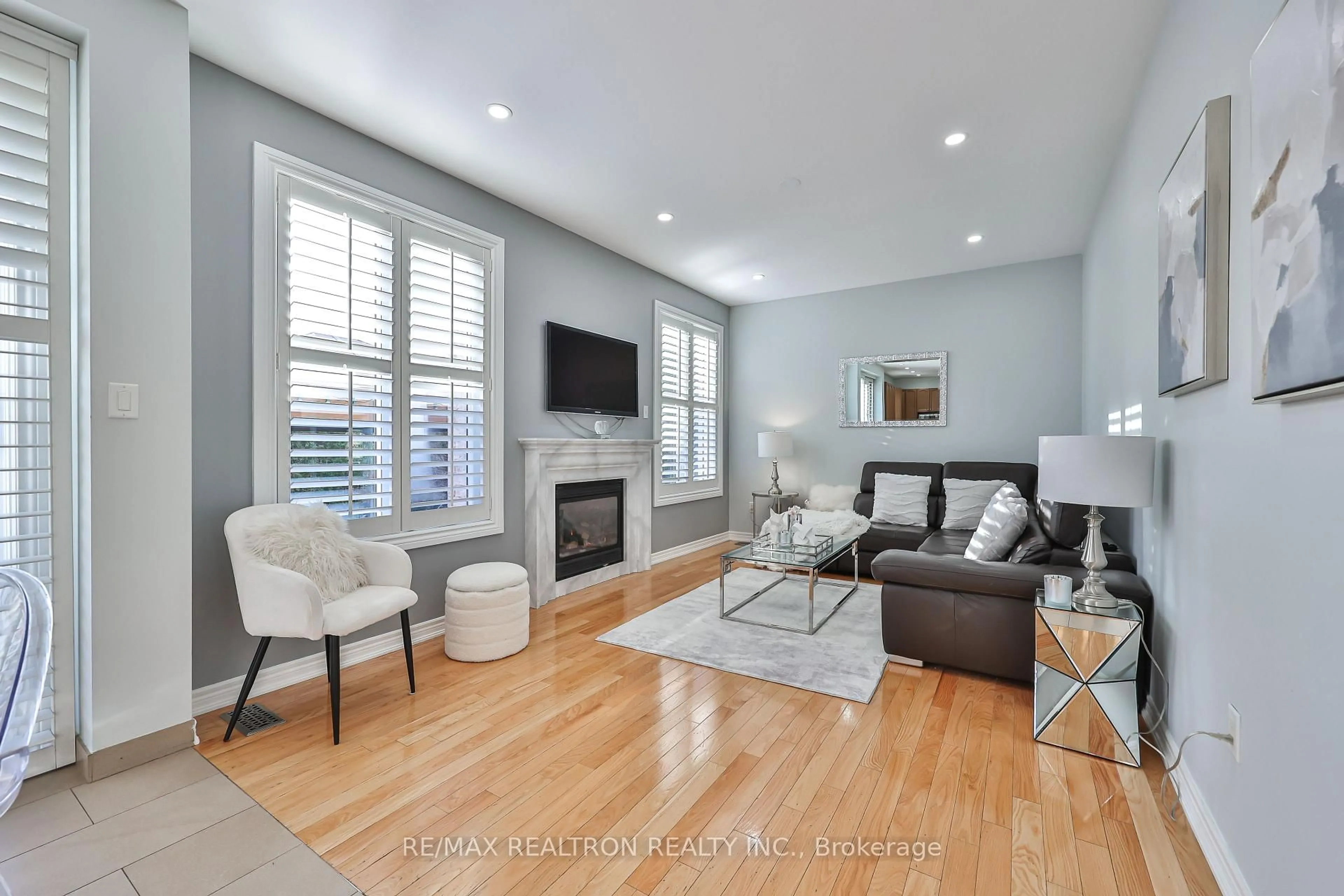 Living room with furniture, wood/laminate floor for 170 Silver Maple Rd, Richmond Hill Ontario L4E 4Y8