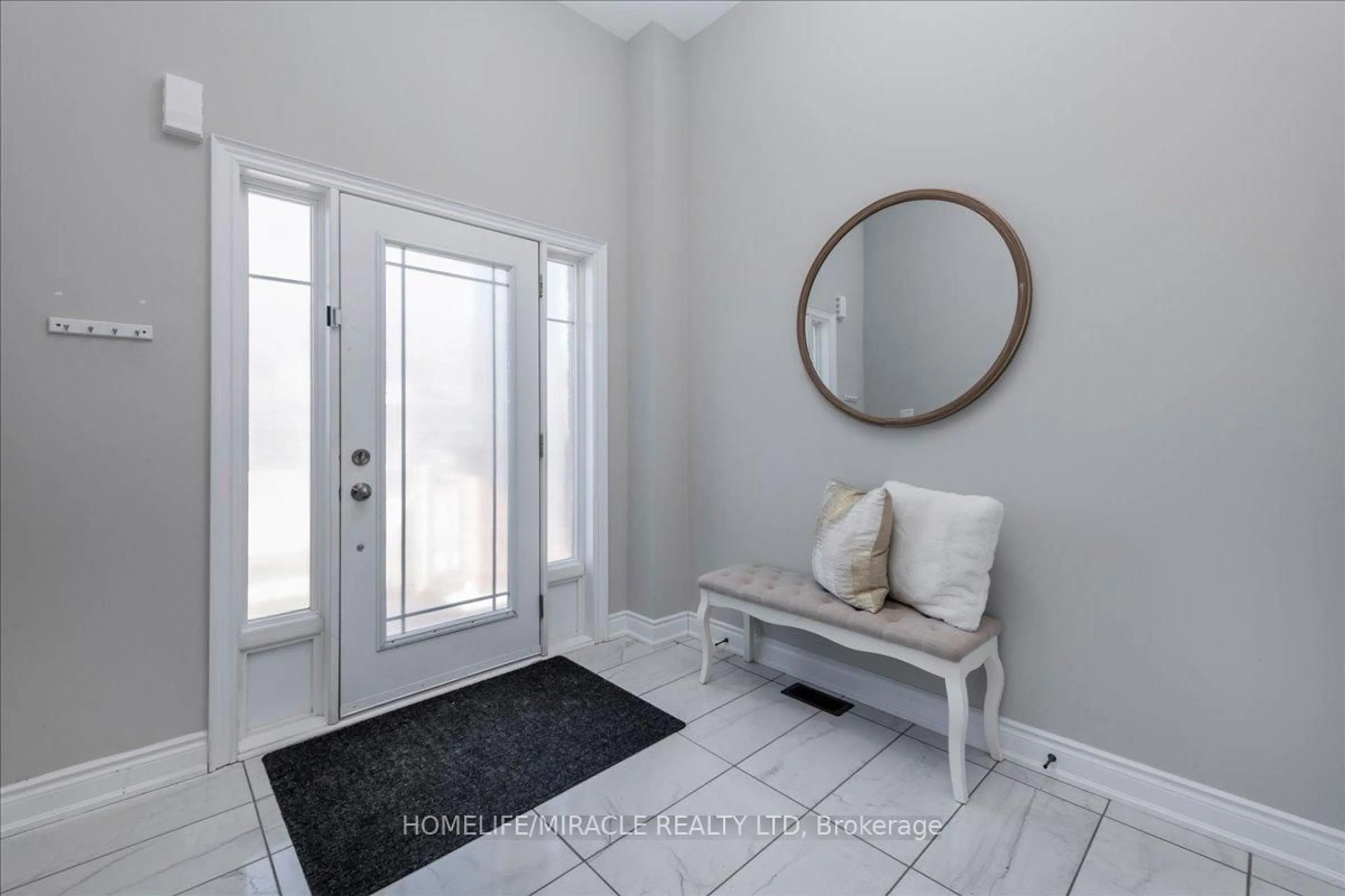 Indoor entryway for 79 Lorne Thomas Pl, New Tecumseth Ontario L9R 0V8