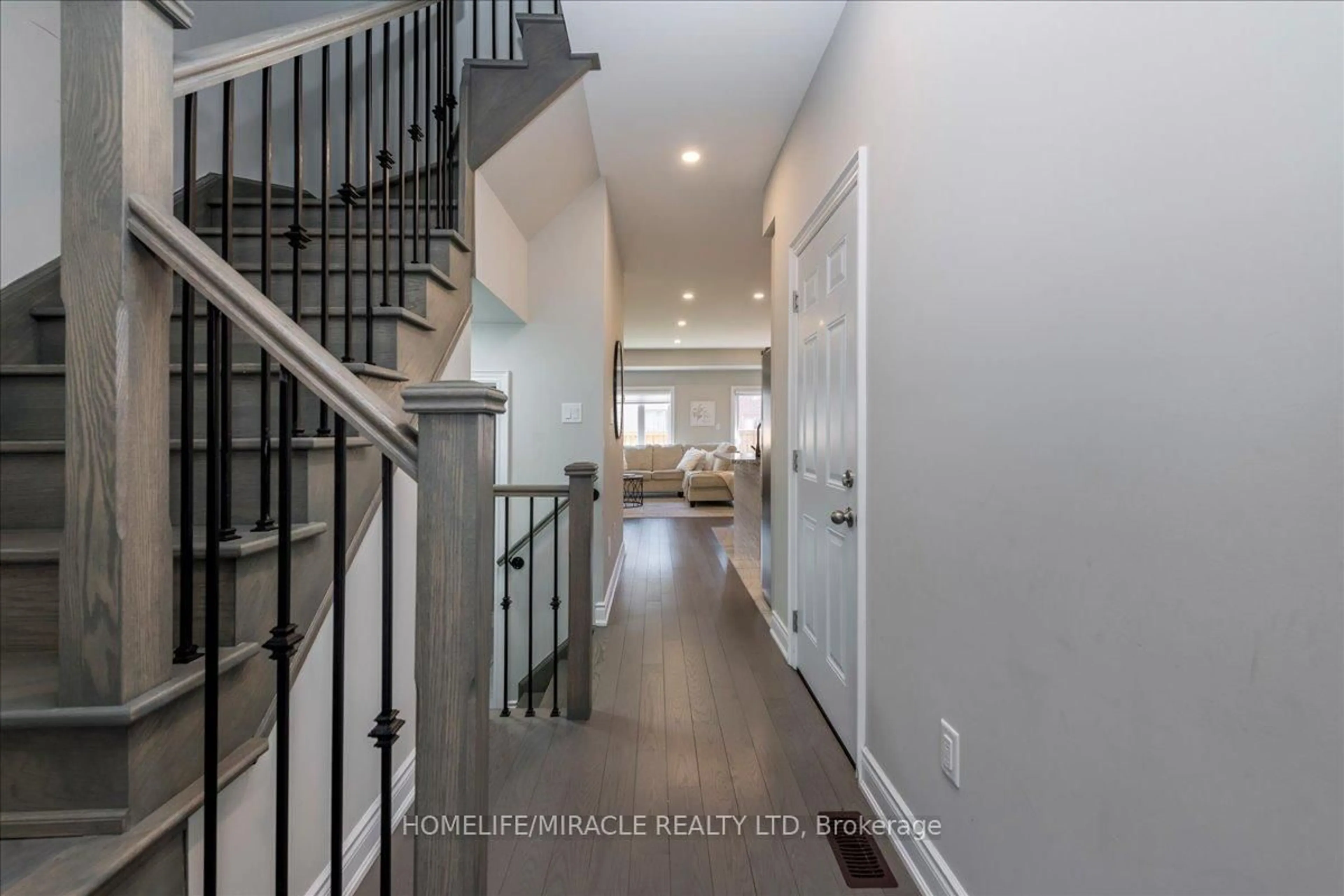 Indoor entryway for 79 Lorne Thomas Pl, New Tecumseth Ontario L9R 0V8