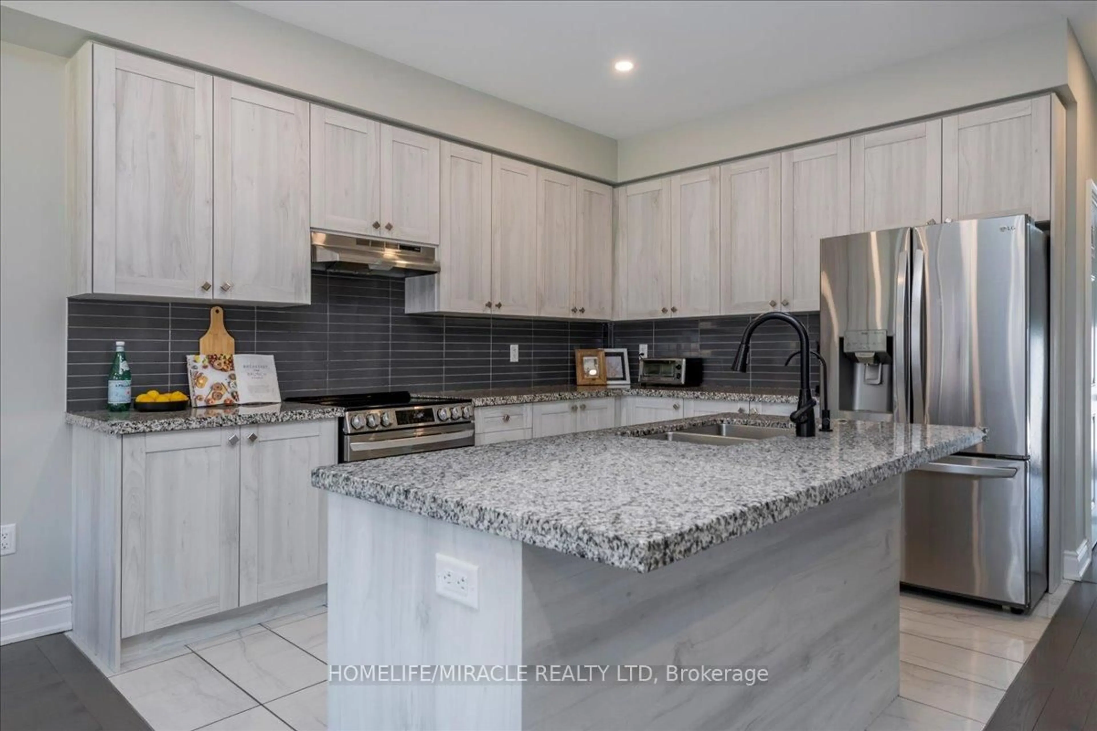 Open concept kitchen, ceramic/tile floor for 79 Lorne Thomas Pl, New Tecumseth Ontario L9R 0V8