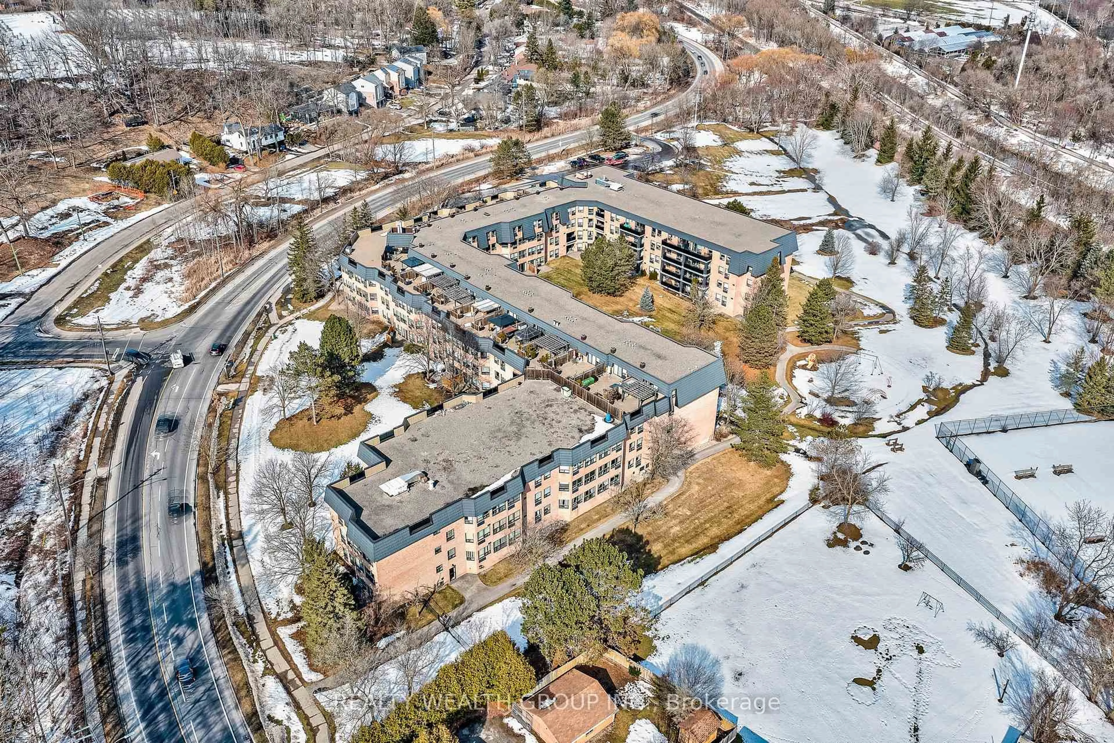 A pic from outside/outdoor area/front of a property/back of a property/a pic from drone, unknown for 155 Main St #221, Newmarket Ontario L3Y 8C2