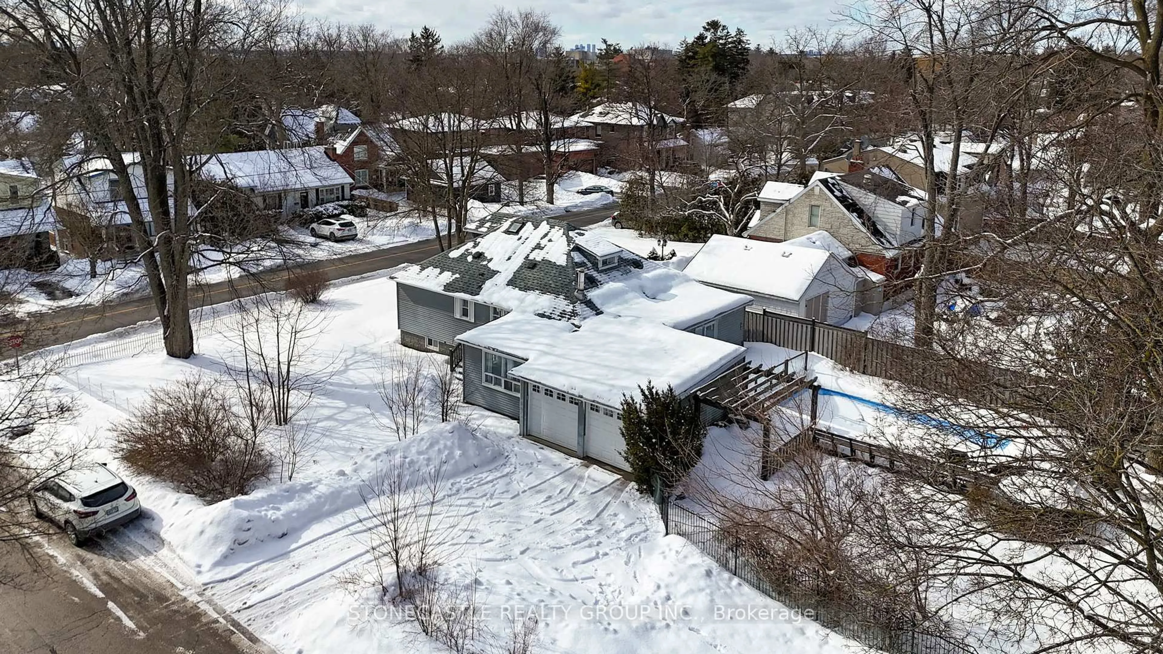 A pic from outside/outdoor area/front of a property/back of a property/a pic from drone, street for 151 Richmond St, Richmond Hill Ontario L4C 3Y7