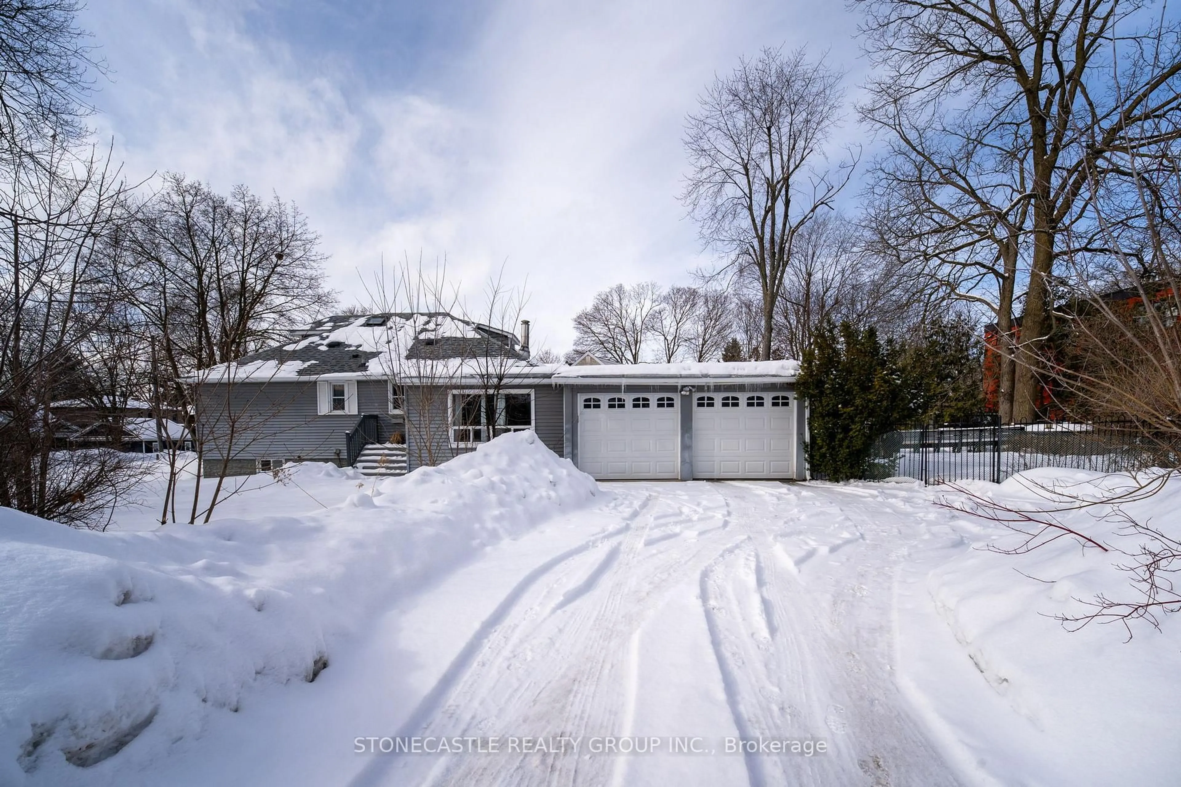 A pic from outside/outdoor area/front of a property/back of a property/a pic from drone, street for 151 Richmond St, Richmond Hill Ontario L4C 3Y7