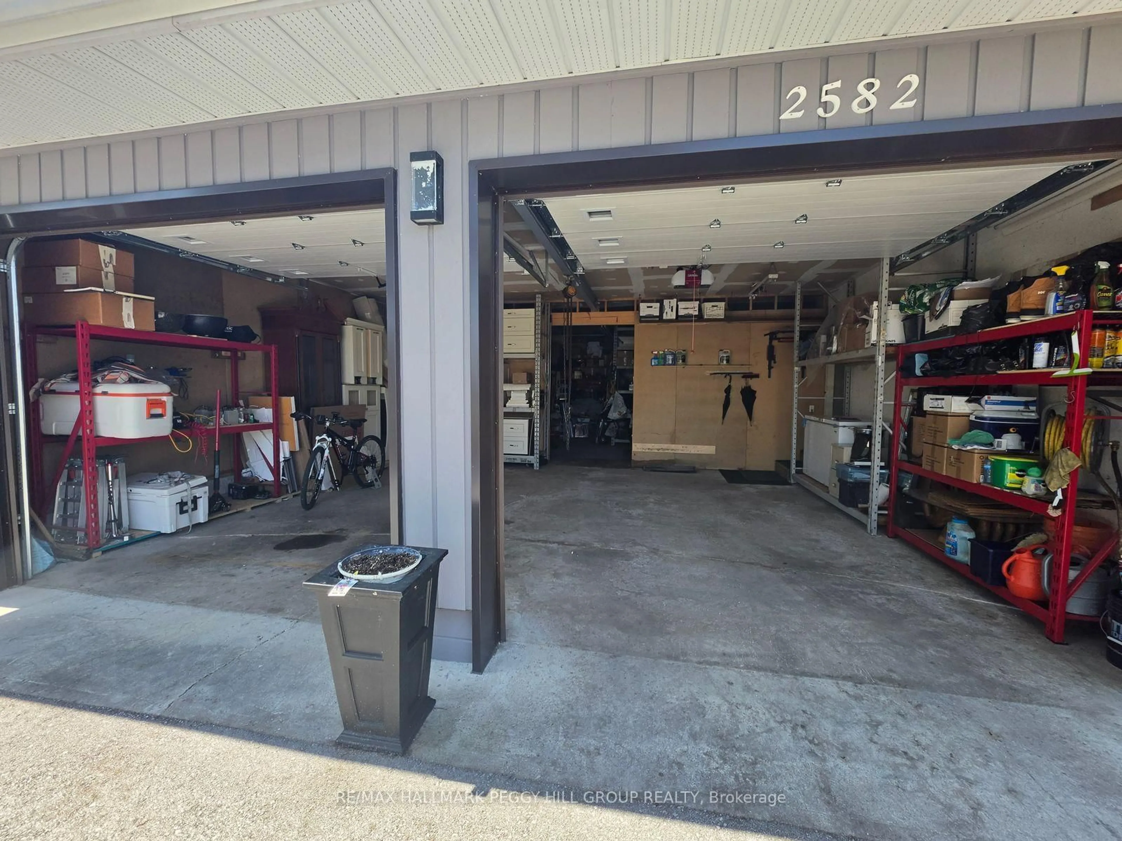 Indoor garage for 2582 Leonard St, Innisfil Ontario L9S 3T9