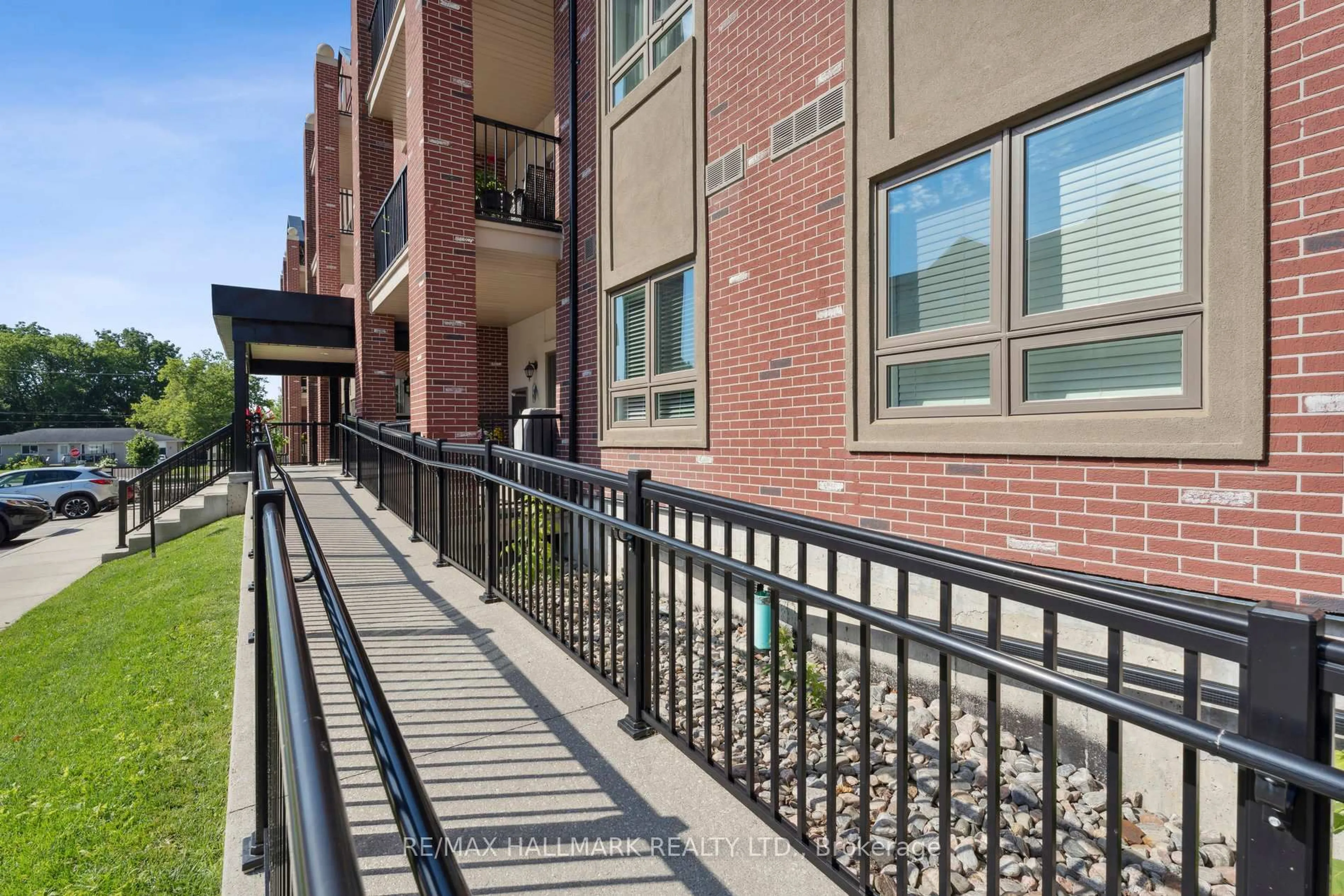 Patio, street for 157 Wellington St #304, New Tecumseth Ontario L9R 0R7