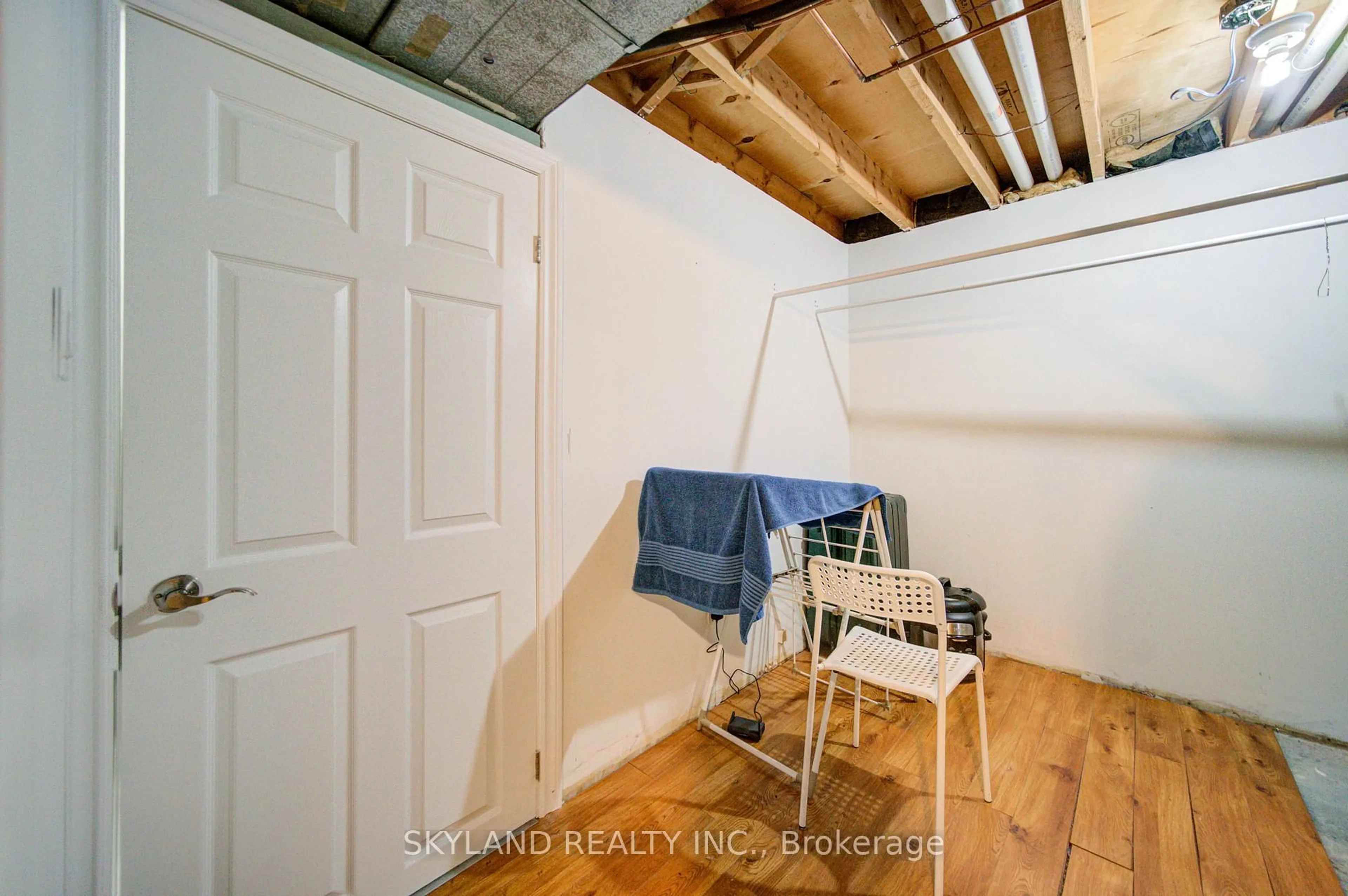 Storage room or clothes room or walk-in closet for 56 Upton Cres, Markham Ontario L3R 3T4