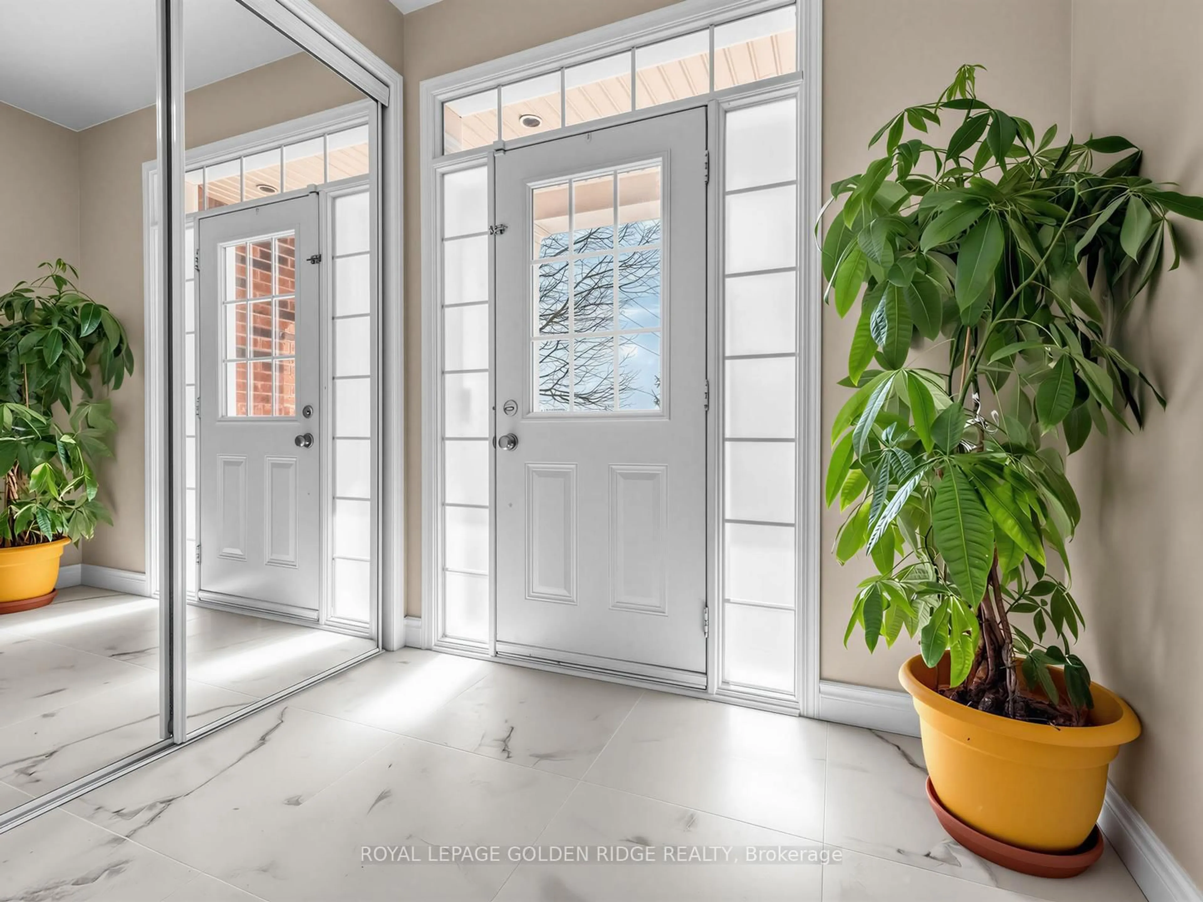 Indoor entryway for 78 Bulmer Cres, Newmarket Ontario L3X 3K1