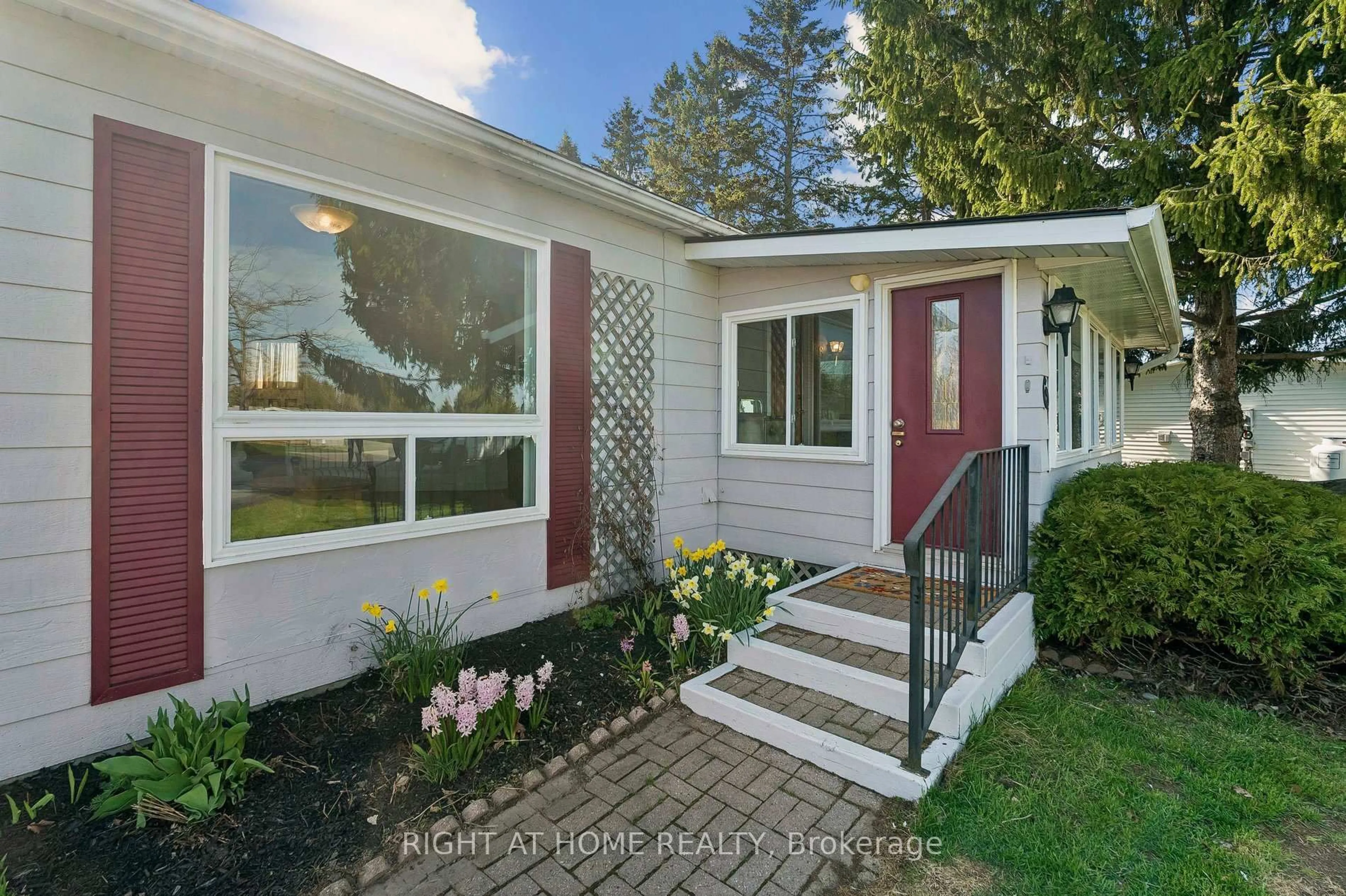 Home with vinyl exterior material, street for 6 Emery Crt, Georgina Ontario L0E 1R0