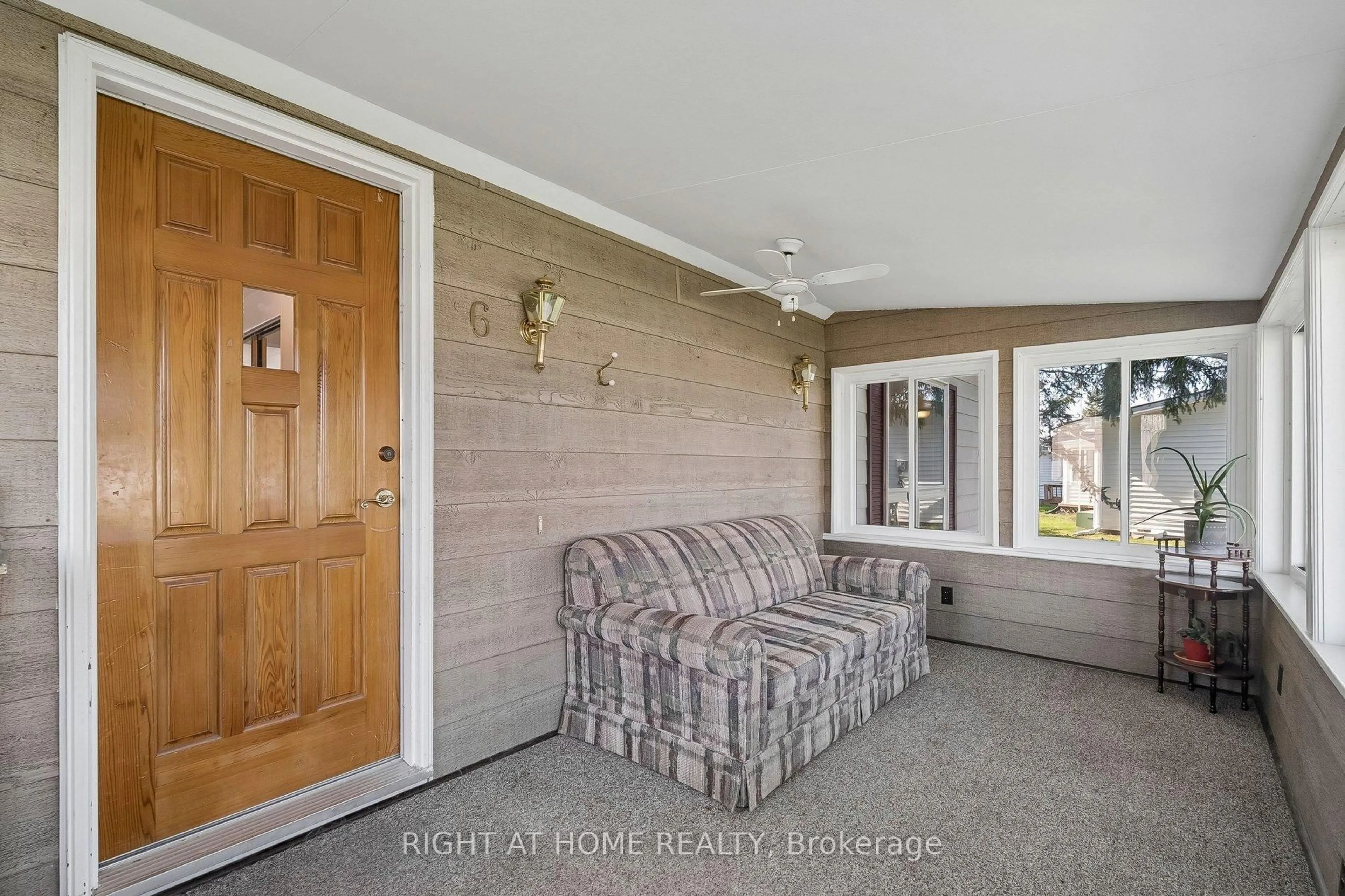 Indoor entryway for 6 Emery Crt, Georgina Ontario L0E 1R0