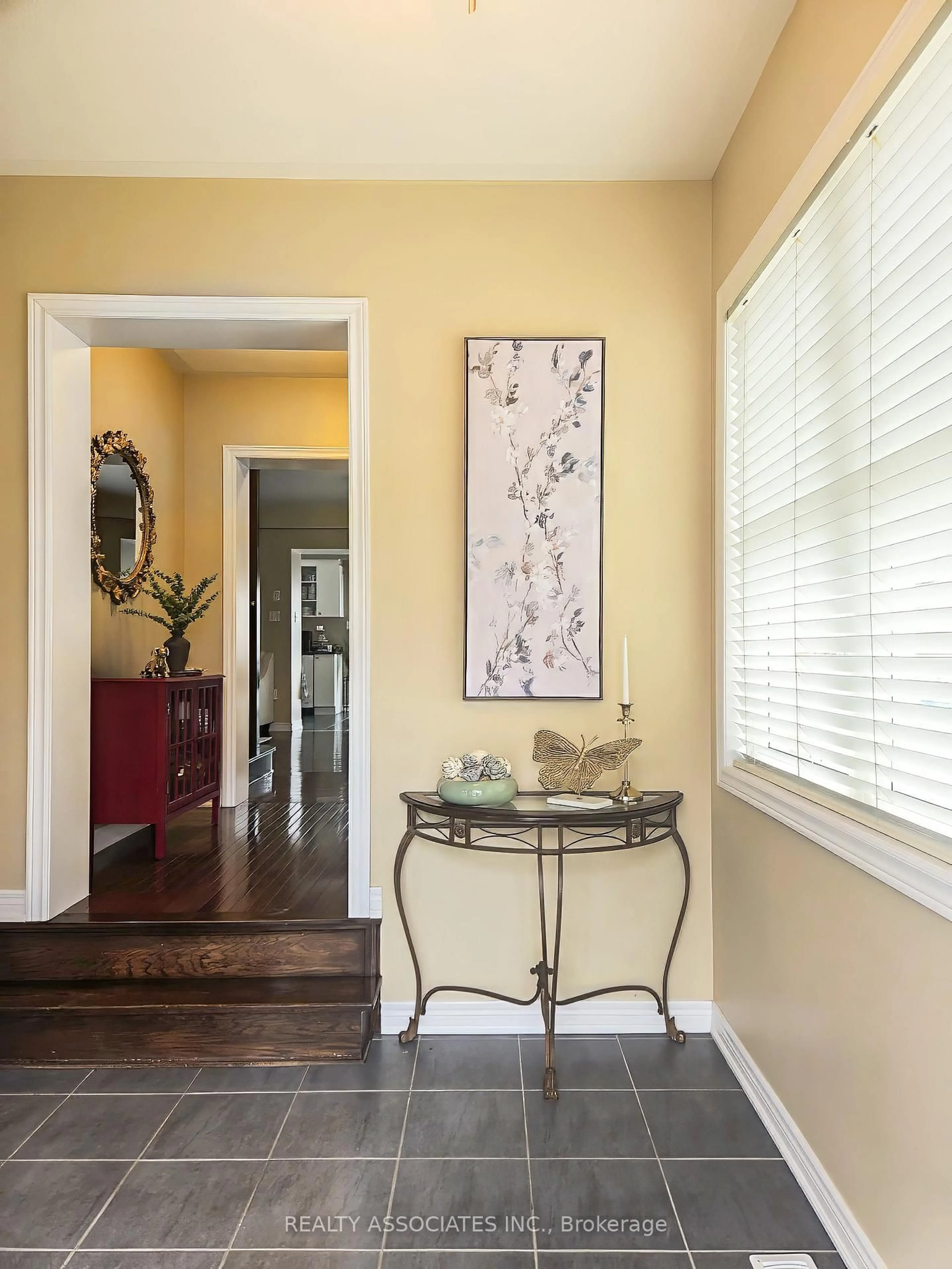 Indoor entryway for 19 Bearings Ave, Whitchurch-Stouffville Ontario L4A 0W6