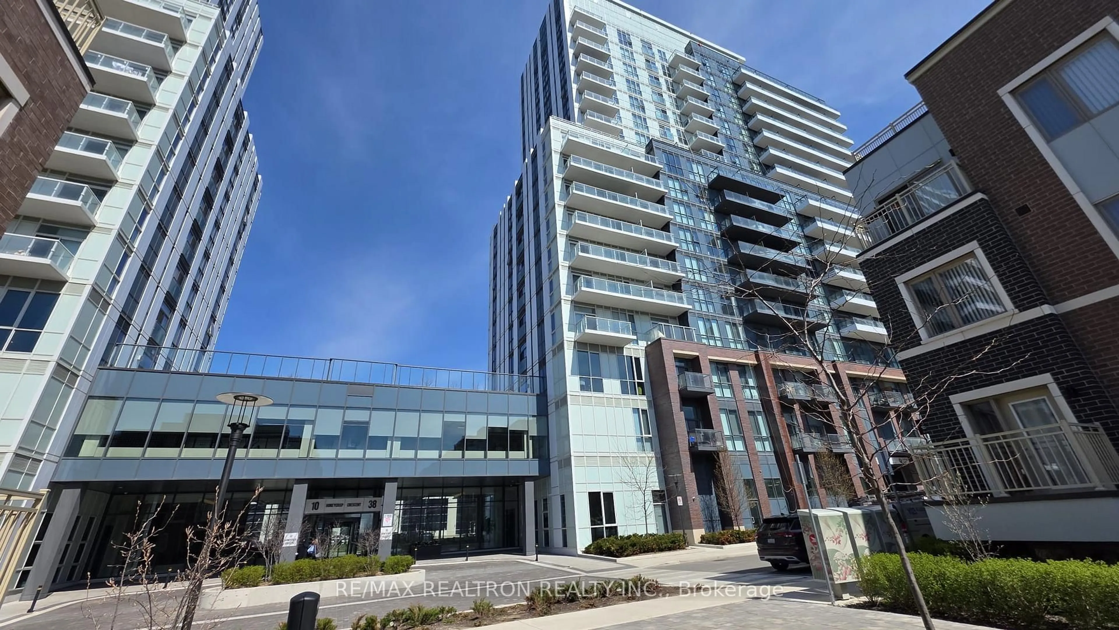 Indoor foyer for 38 Honeycrisp Cres #608, Vaughan Ontario L4K 0M8