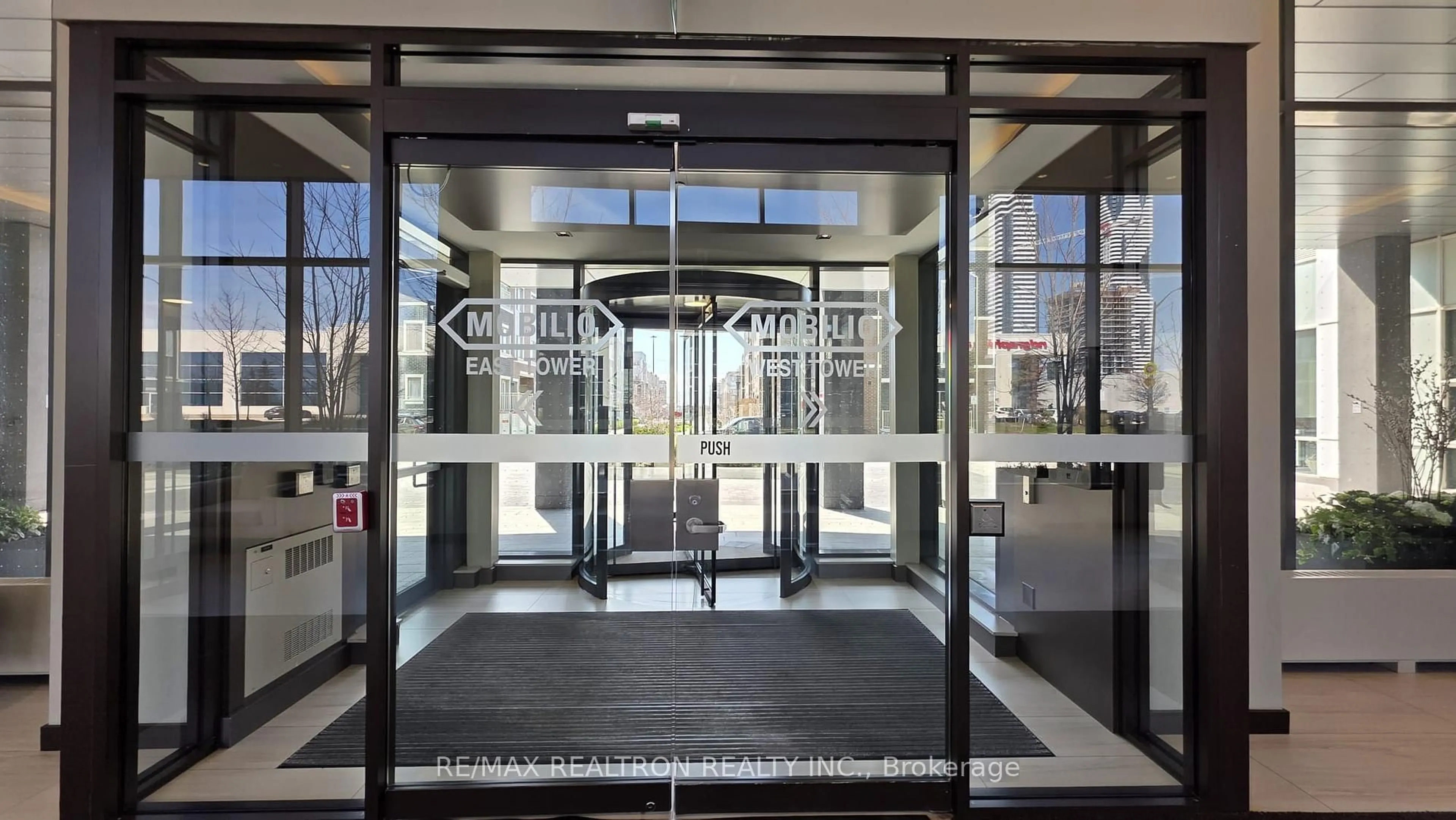 Indoor foyer for 38 Honeycrisp Cres #608, Vaughan Ontario L4K 0M8