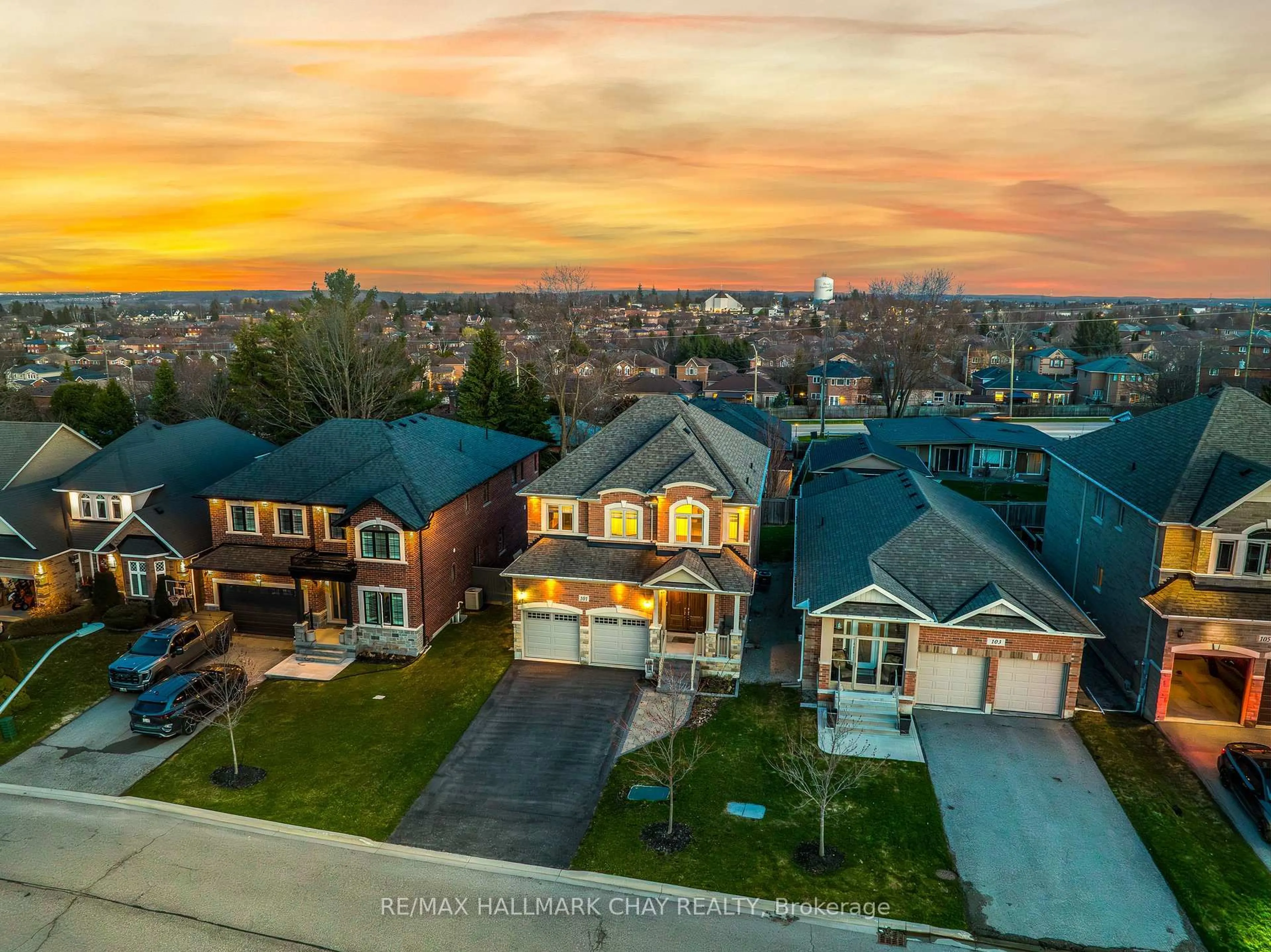 A pic from outside/outdoor area/front of a property/back of a property/a pic from drone, unknown for 101 Gardiner Dr, Bradford West Gwillimbury Ontario L3Z 3G2