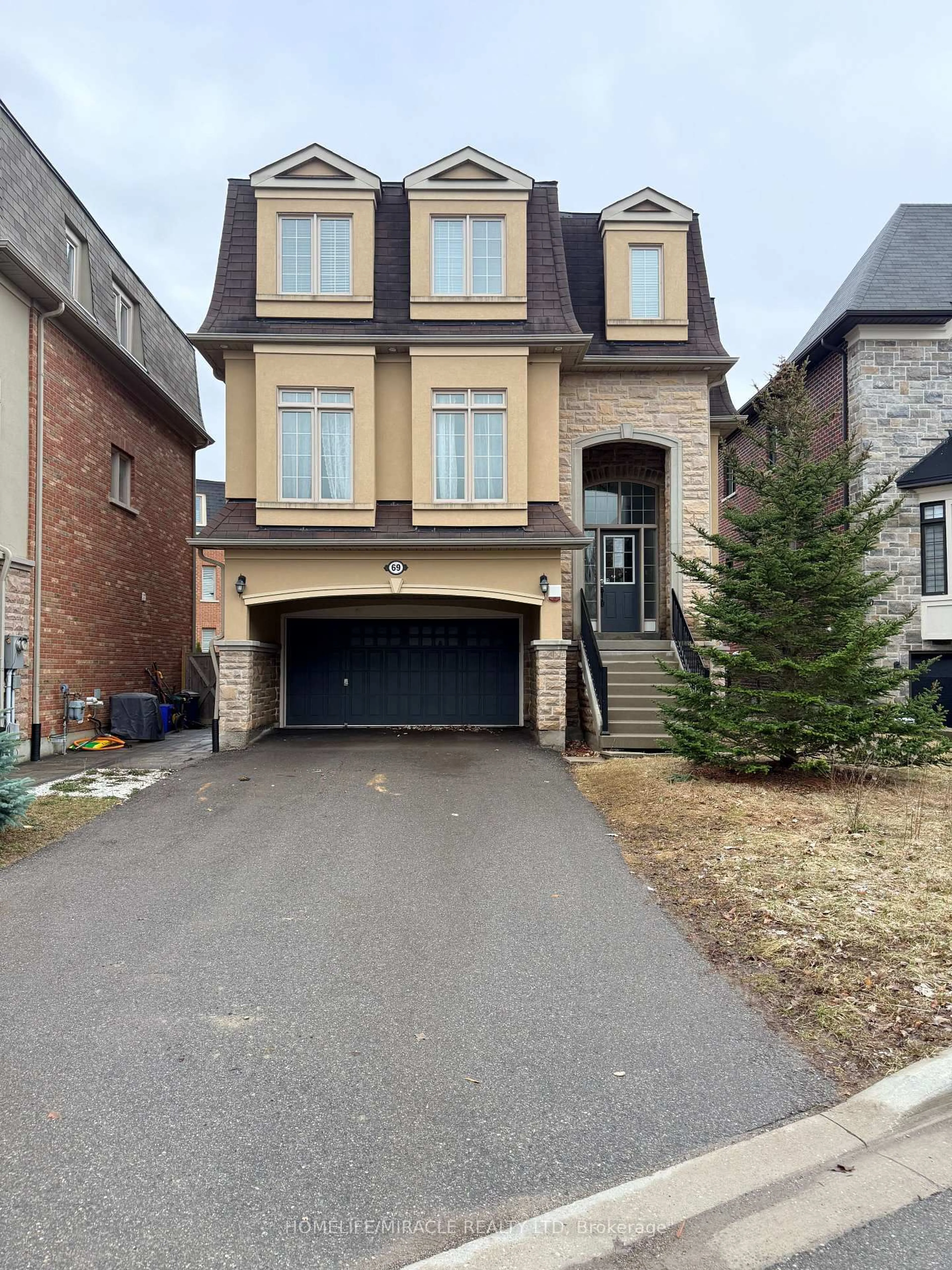 Home with brick exterior material, street for 69 Headwater Cres, Richmond Hill Ontario L4E 0T2