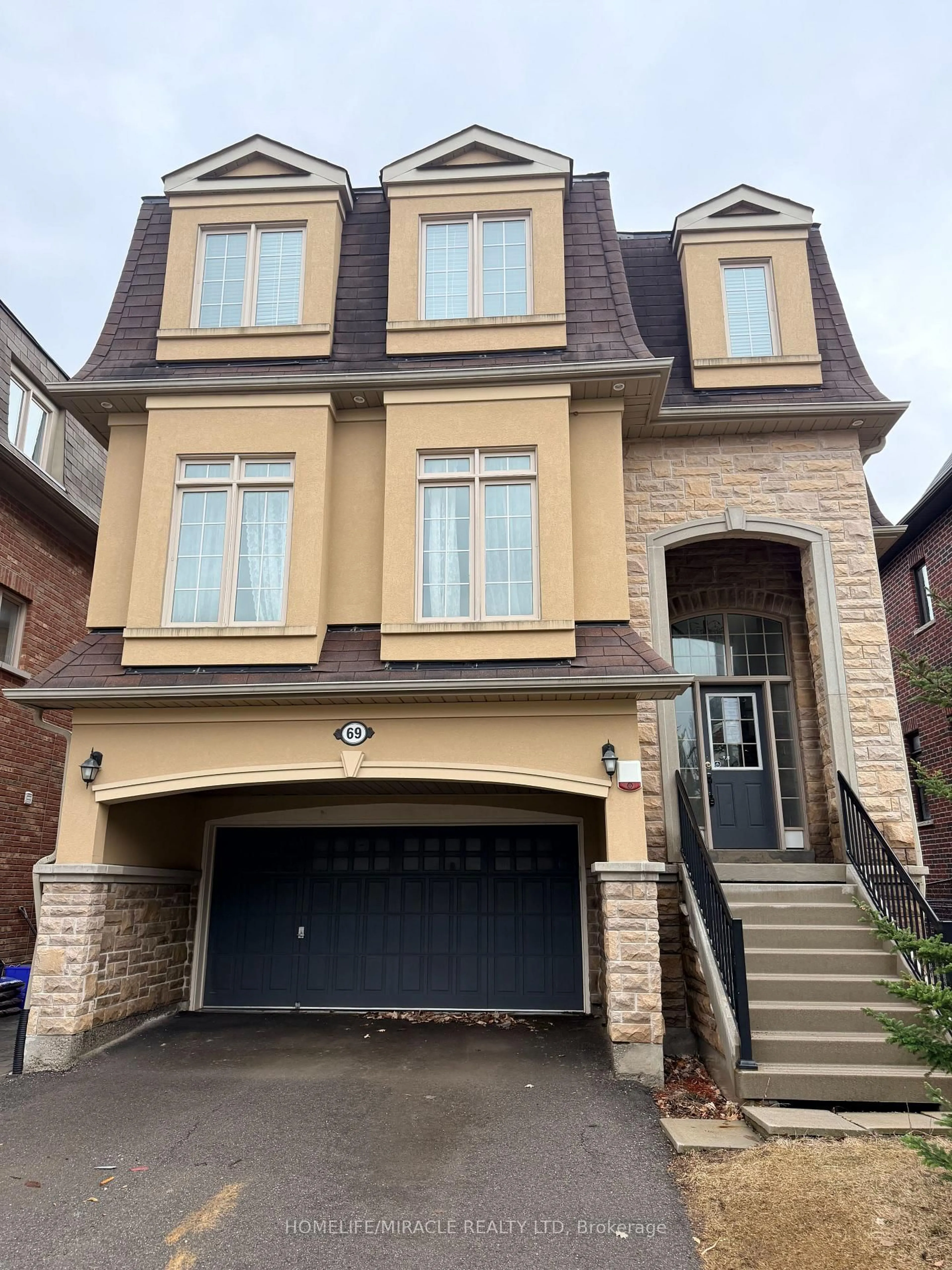 Home with brick exterior material, street for 69 Headwater Cres, Richmond Hill Ontario L4E 0T2
