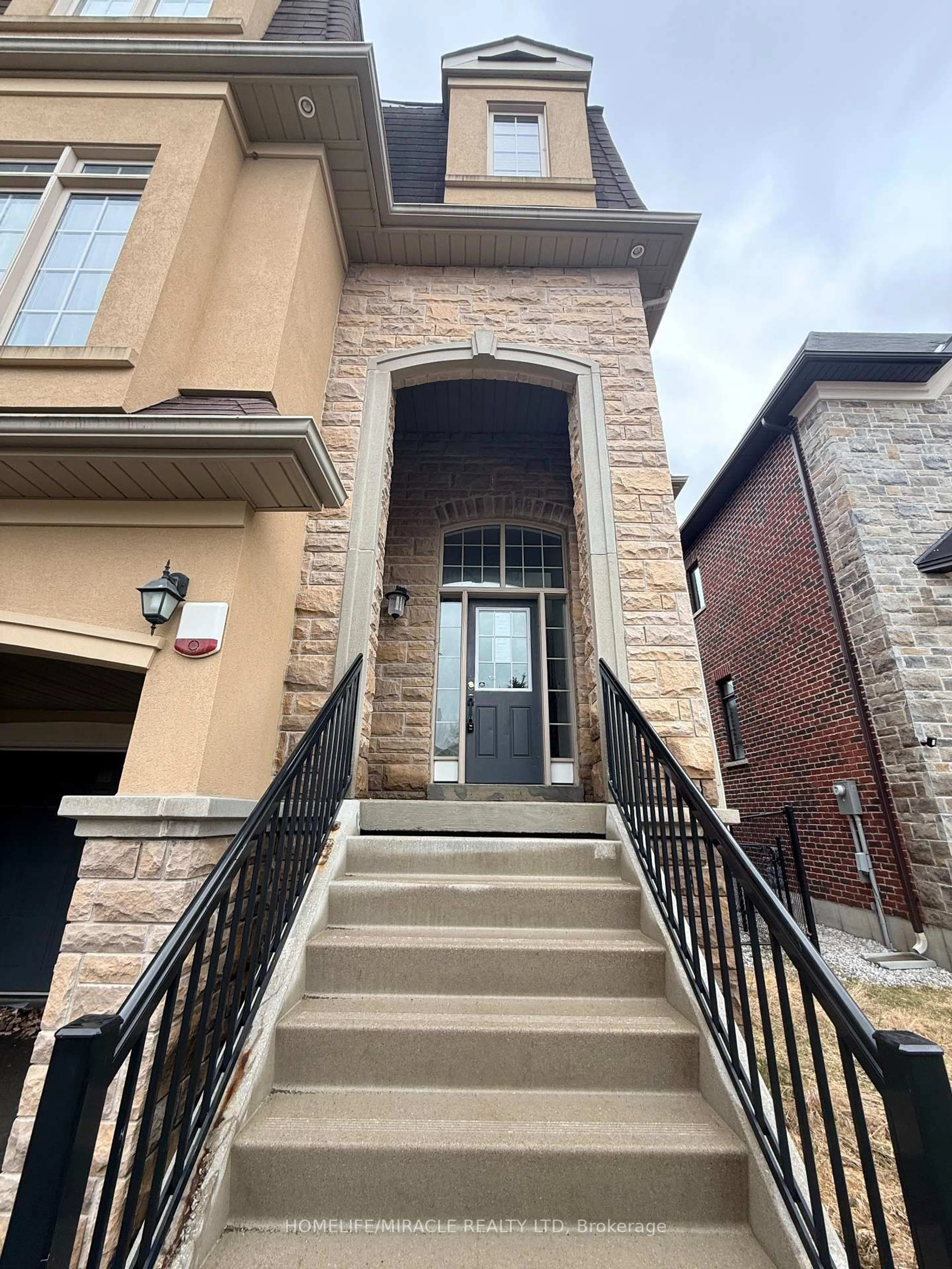 Home with brick exterior material, street for 69 Headwater Cres, Richmond Hill Ontario L4E 0T2